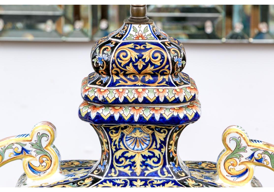 Coppia compatibile di urne con coperchio in ceramica maiolicata del XIX secolo montate come lampade in vendita 11