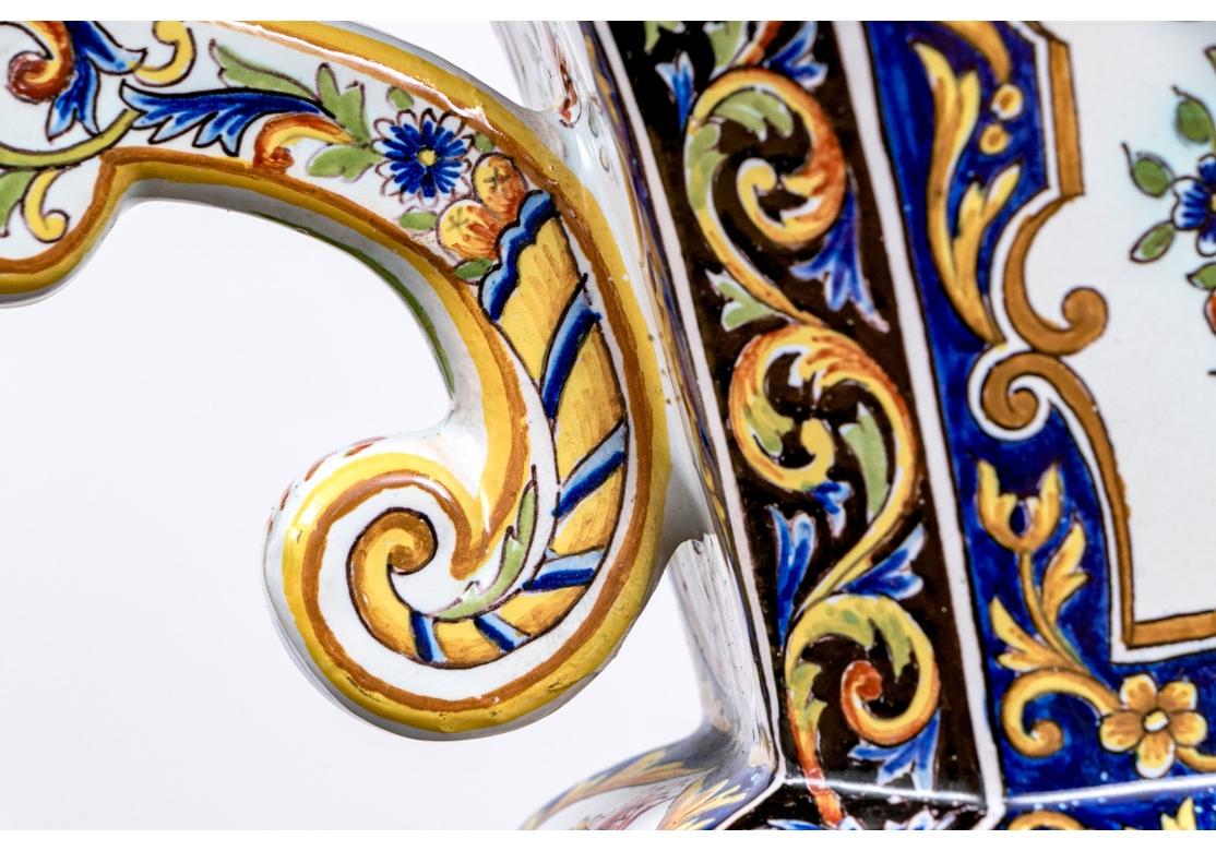 Stile provenzale Coppia compatibile di urne con coperchio in ceramica maiolicata del XIX secolo montate come lampade in vendita