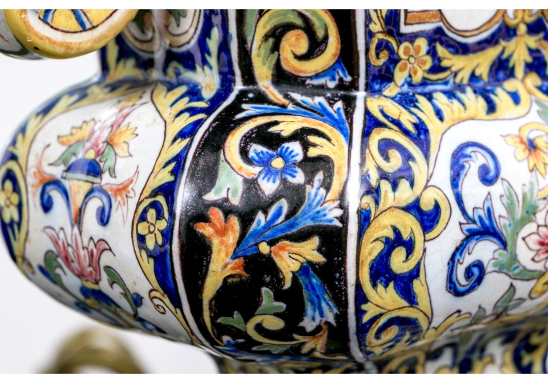 Francese Coppia compatibile di urne con coperchio in ceramica maiolicata del XIX secolo montate come lampade in vendita