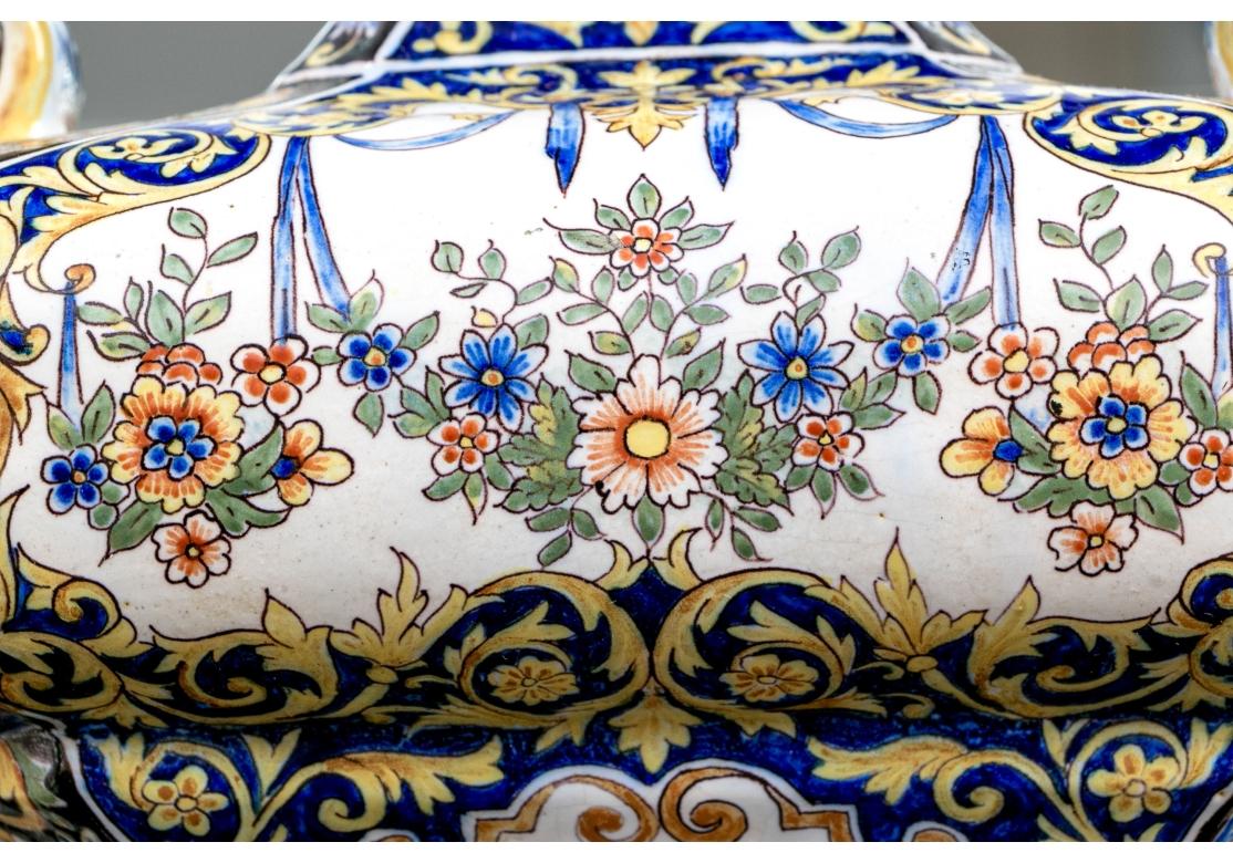 Dipinto a mano Coppia compatibile di urne con coperchio in ceramica maiolicata del XIX secolo montate come lampade in vendita