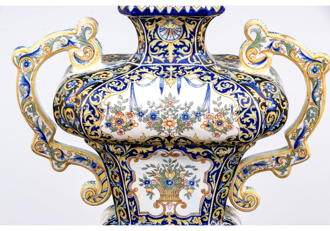 Coppia compatibile di urne con coperchio in ceramica maiolicata del XIX secolo montate come lampade in vendita 1