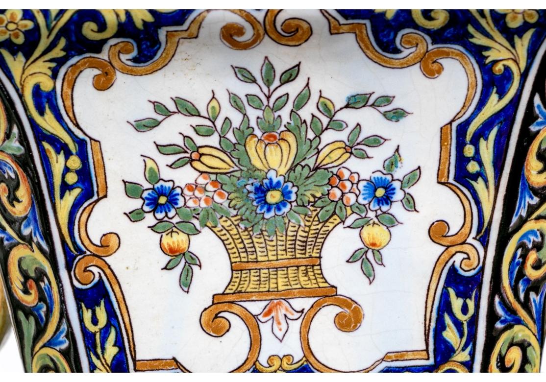 Coppia compatibile di urne con coperchio in ceramica maiolicata del XIX secolo montate come lampade in vendita 2