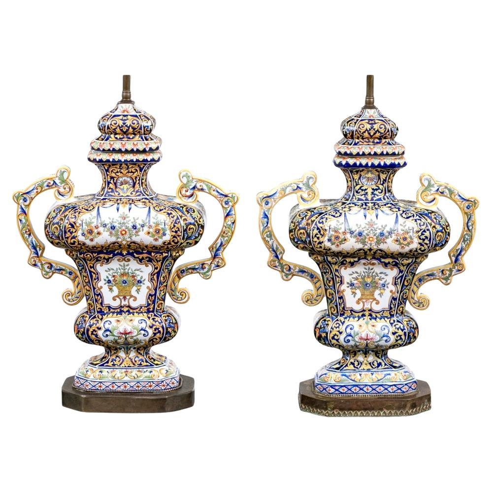 Coppia compatibile di urne con coperchio in ceramica maiolicata del XIX secolo montate come lampade
