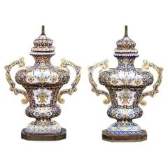 Coppia compatibile di urne con coperchio in ceramica maiolicata del XIX secolo montate come lampade