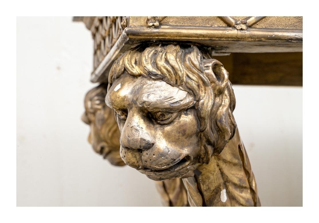Marmo Coppia compatibile di console antiche in legno dorato con piani in marmo in vendita