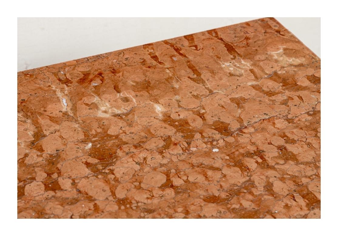 Coppia compatibile di console antiche in legno dorato con piani in marmo in vendita 1