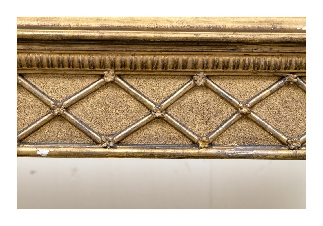 Coppia compatibile di console antiche in legno dorato con piani in marmo in vendita 4