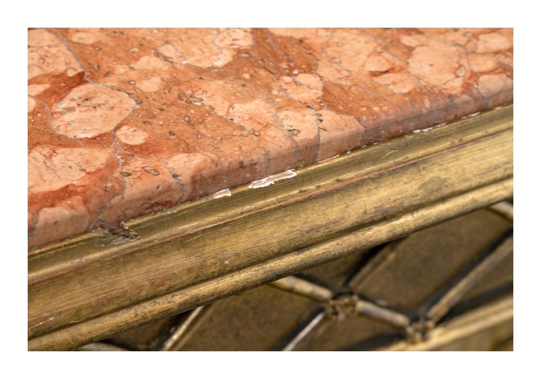 Coppia compatibile di console antiche in legno dorato con piani in marmo in vendita 6
