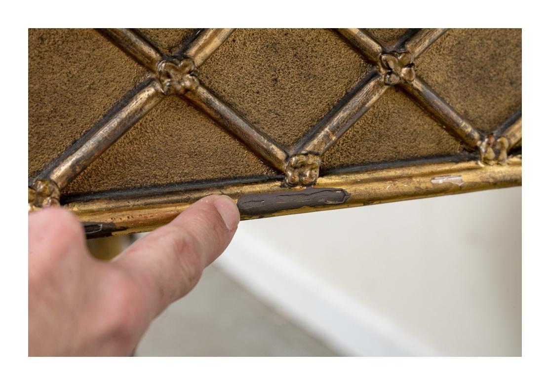 Coppia compatibile di console antiche in legno dorato con piani in marmo in vendita 7