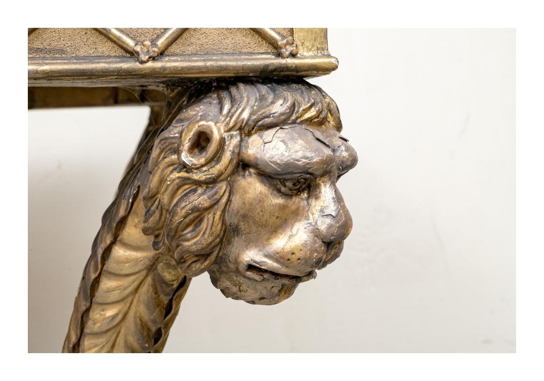 Coppia compatibile di console antiche in legno dorato con piani in marmo in vendita 10