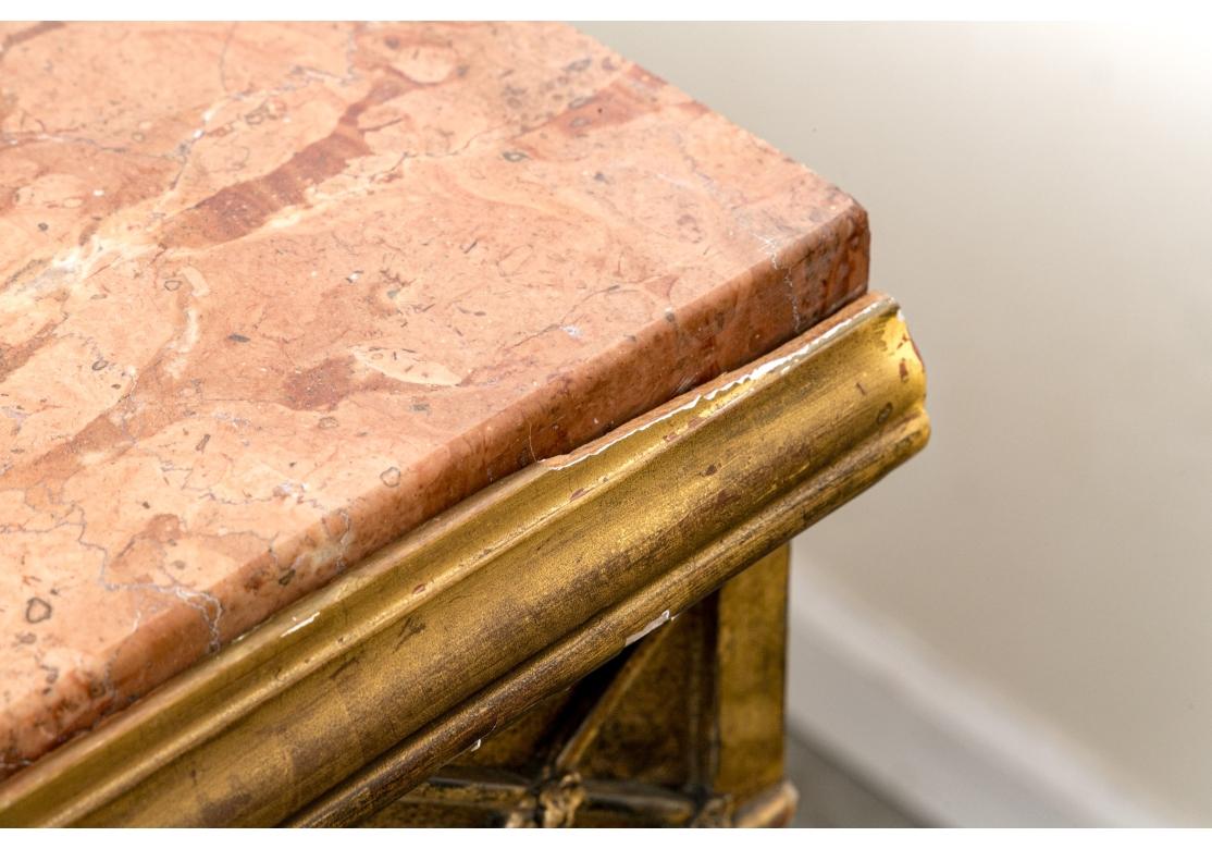 XIX secolo Coppia compatibile di console antiche in legno dorato con piani in marmo in vendita