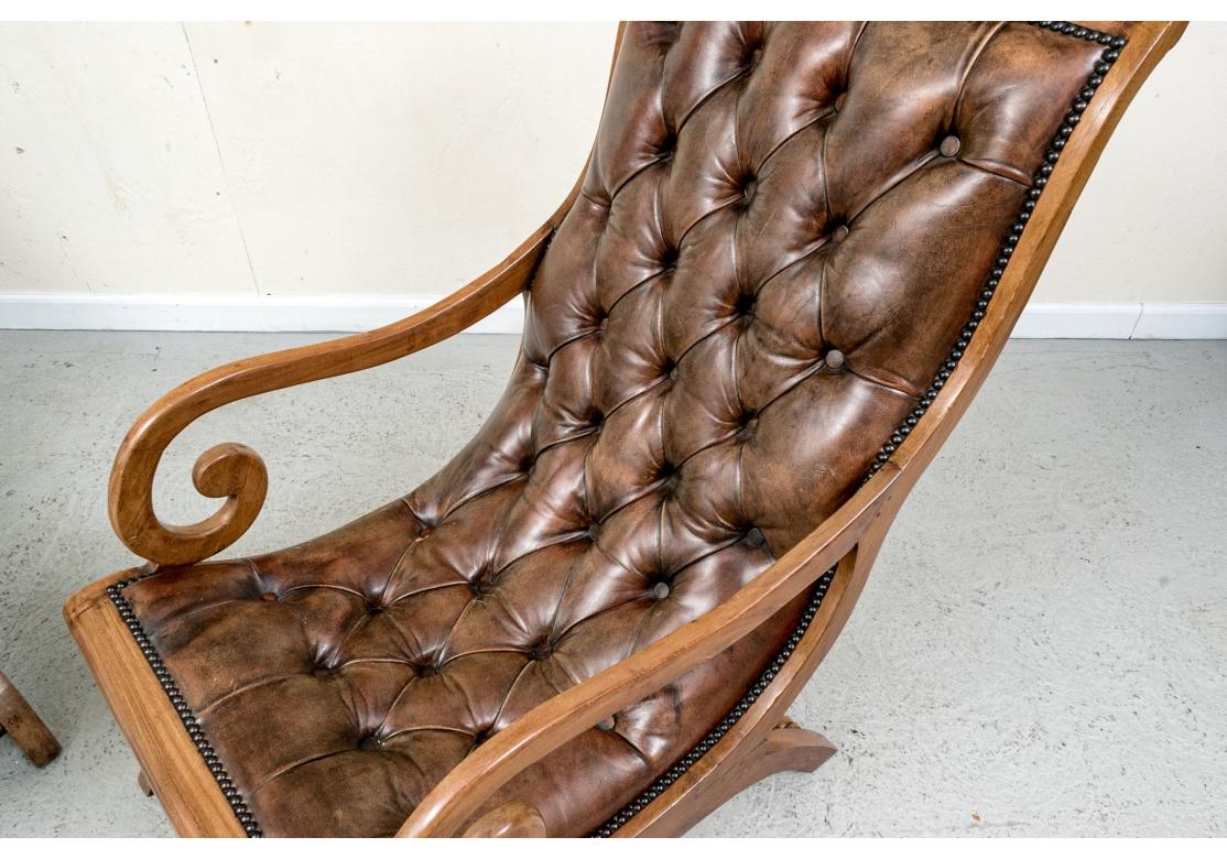 Paire de fauteuils de relaxation en cuir acajou, compatibles en vente 5