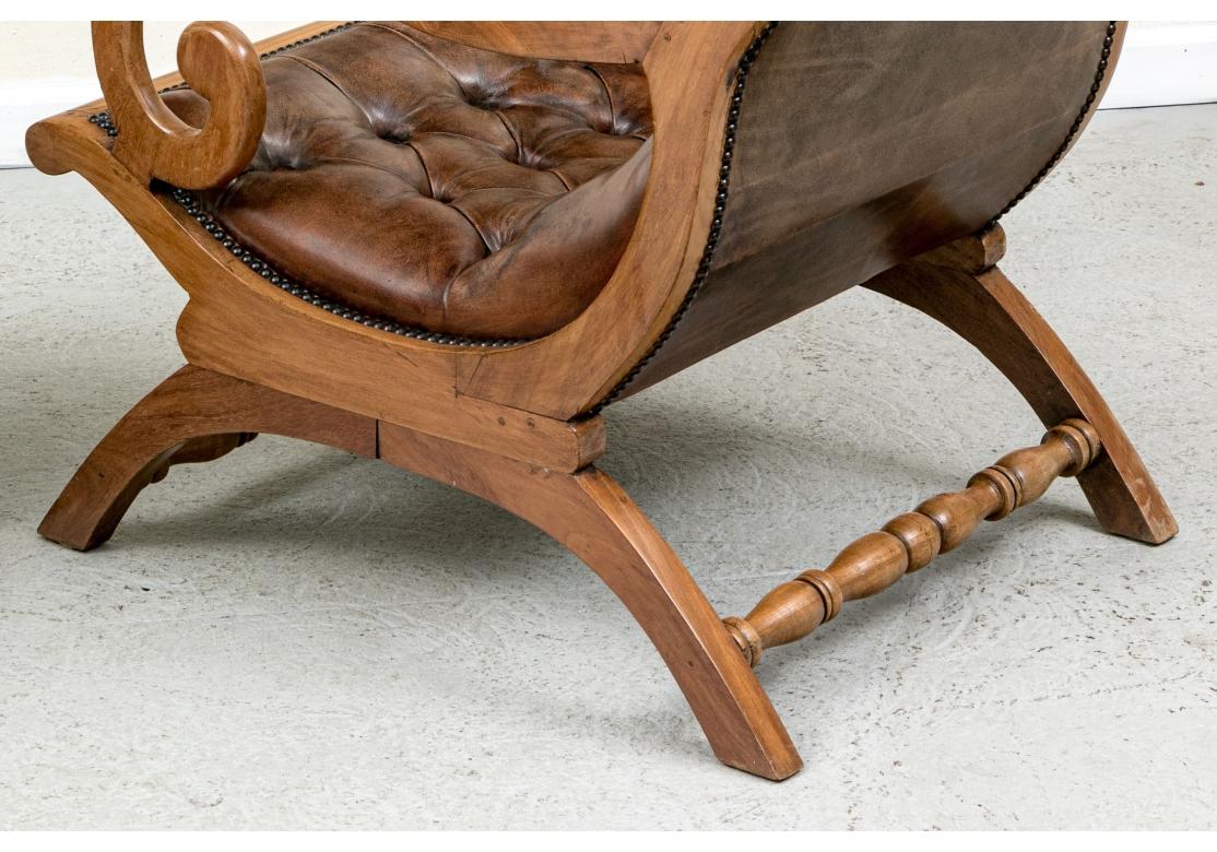 Paire de fauteuils de relaxation en cuir acajou, compatibles en vente 7