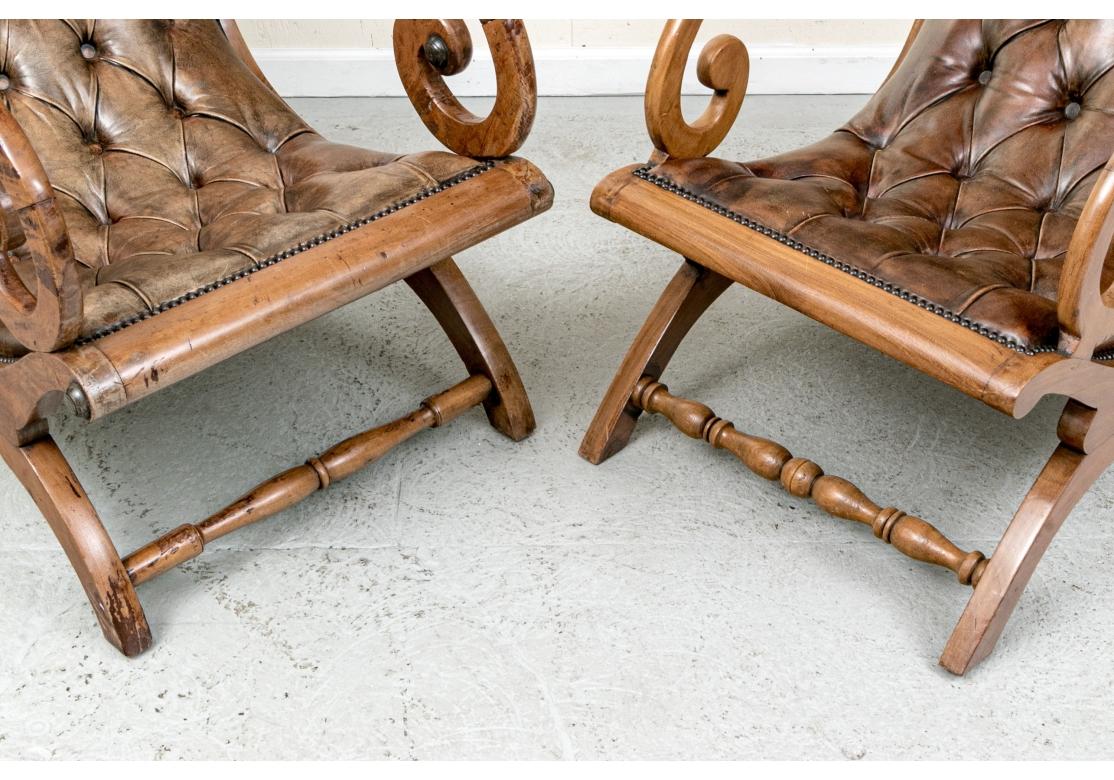 Paire de fauteuils de relaxation en cuir acajou, compatibles en vente 8
