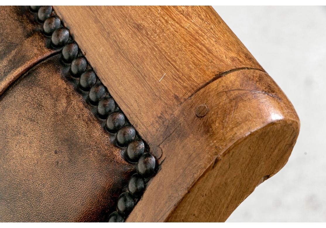 Paire de fauteuils de relaxation en cuir acajou, compatibles en vente 10