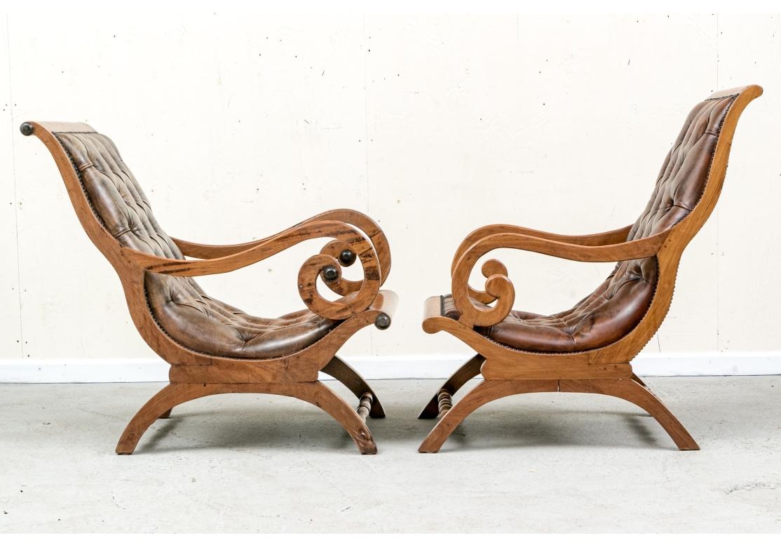 Paire de fauteuils de relaxation en cuir acajou, compatibles État moyen - En vente à Bridgeport, CT