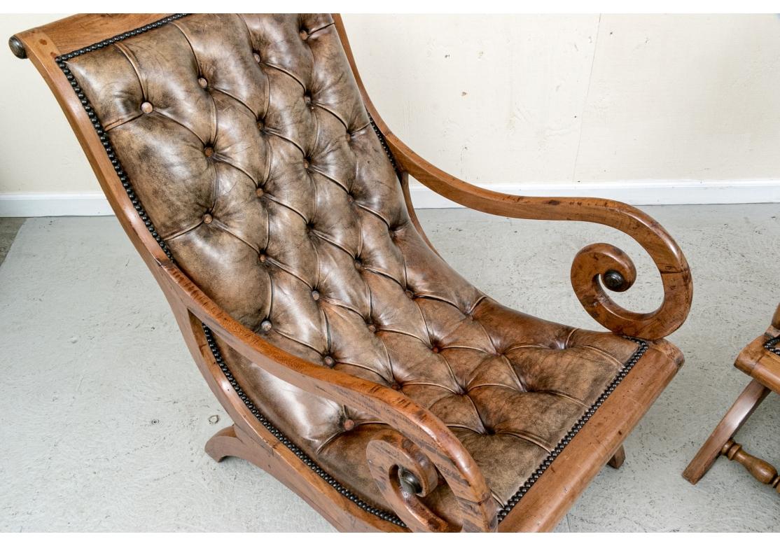 Paire de fauteuils de relaxation en cuir acajou, compatibles en vente 2