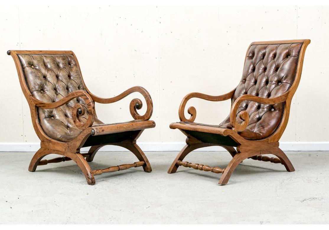 Paire de fauteuils de relaxation en cuir acajou, compatibles en vente 3
