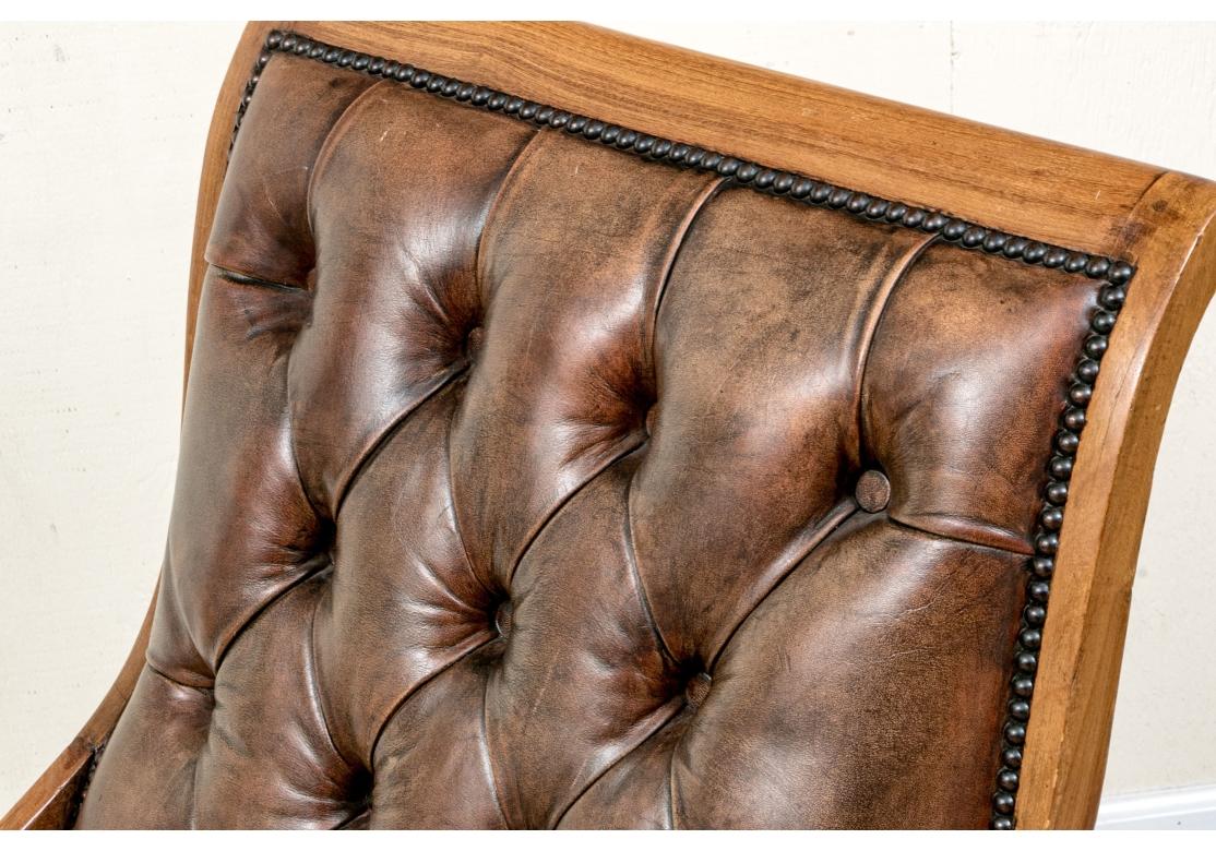 Paire de fauteuils de relaxation en cuir acajou, compatibles en vente 4