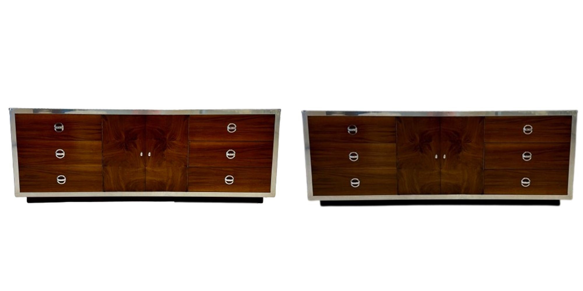 Paire de commodes polyvalentes de Milo Baughman de style mi-siècle moderne en bois de ronce et chrome