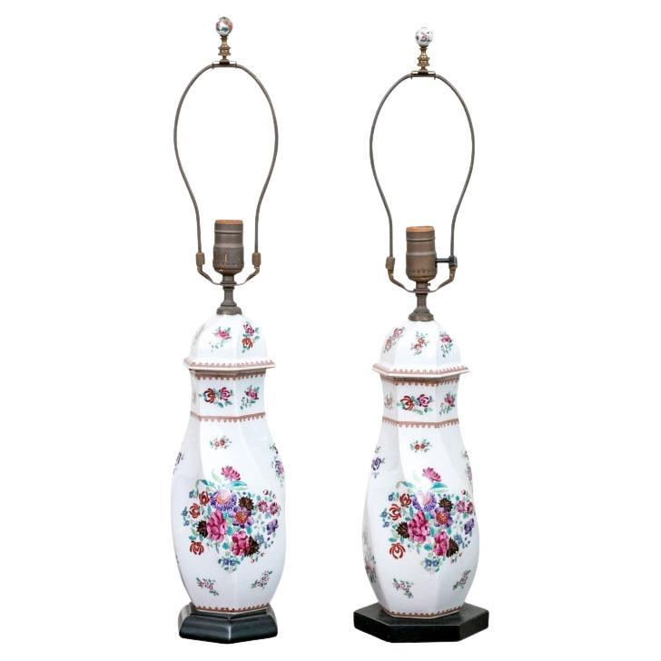 Coppia compatibile di lampade da tavolo in porcellana dipinte con motivi floreali vintage