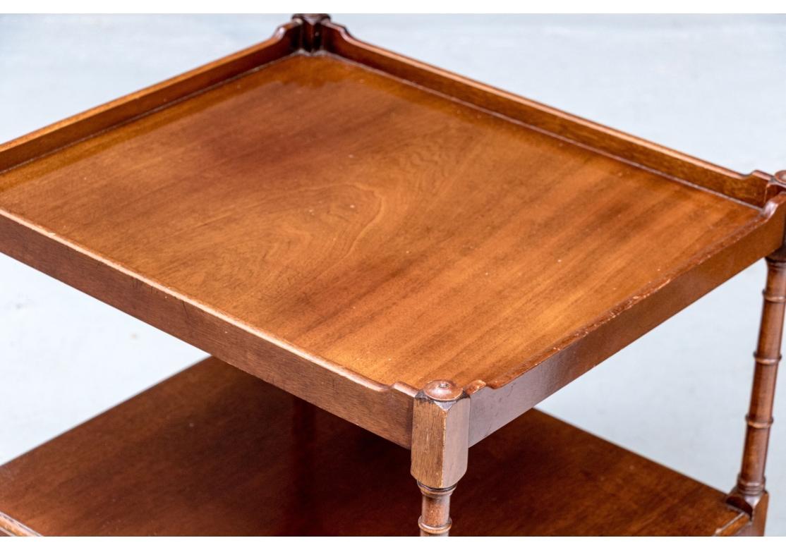 Georgien Paire de tables d'appoint anglaises à étages en acajou de Wood and Hogan Inc. en vente