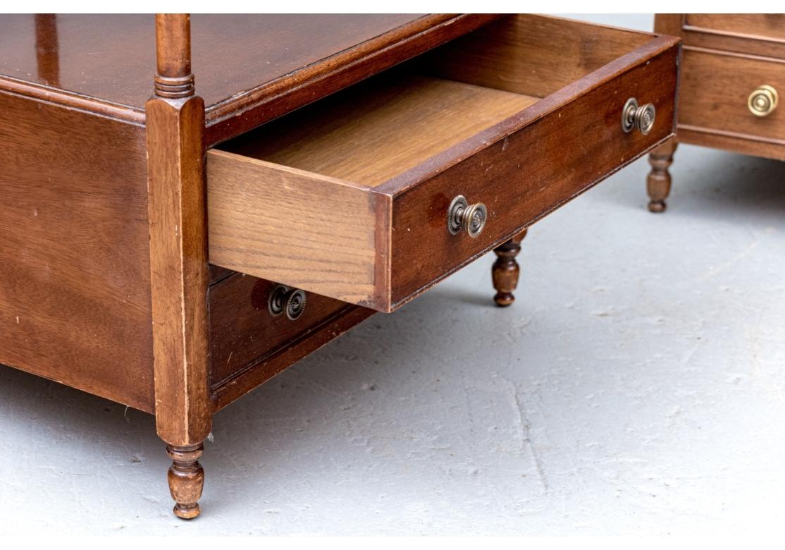 Anglais Paire de tables d'appoint anglaises à étages en acajou de Wood and Hogan Inc. en vente