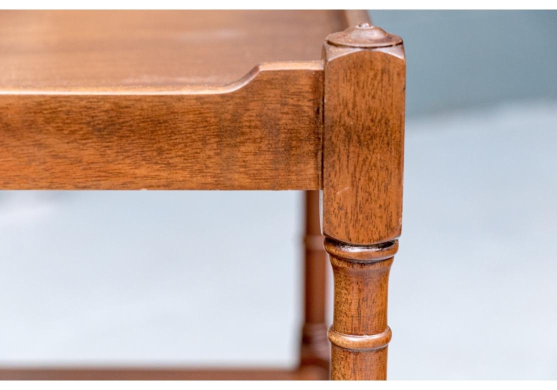 20ième siècle Paire de tables d'appoint anglaises à étages en acajou de Wood and Hogan Inc. en vente