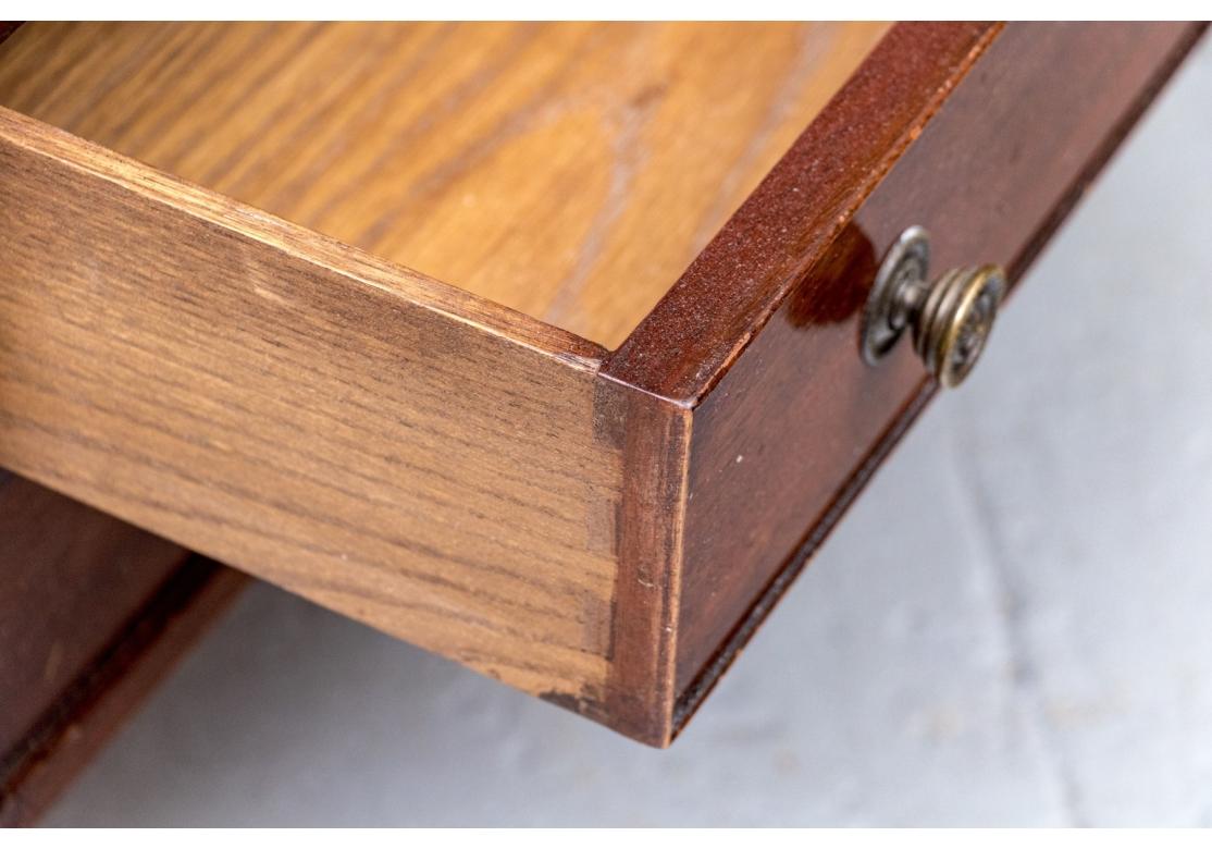 Laiton Paire de tables d'appoint anglaises à étages en acajou de Wood and Hogan Inc. en vente