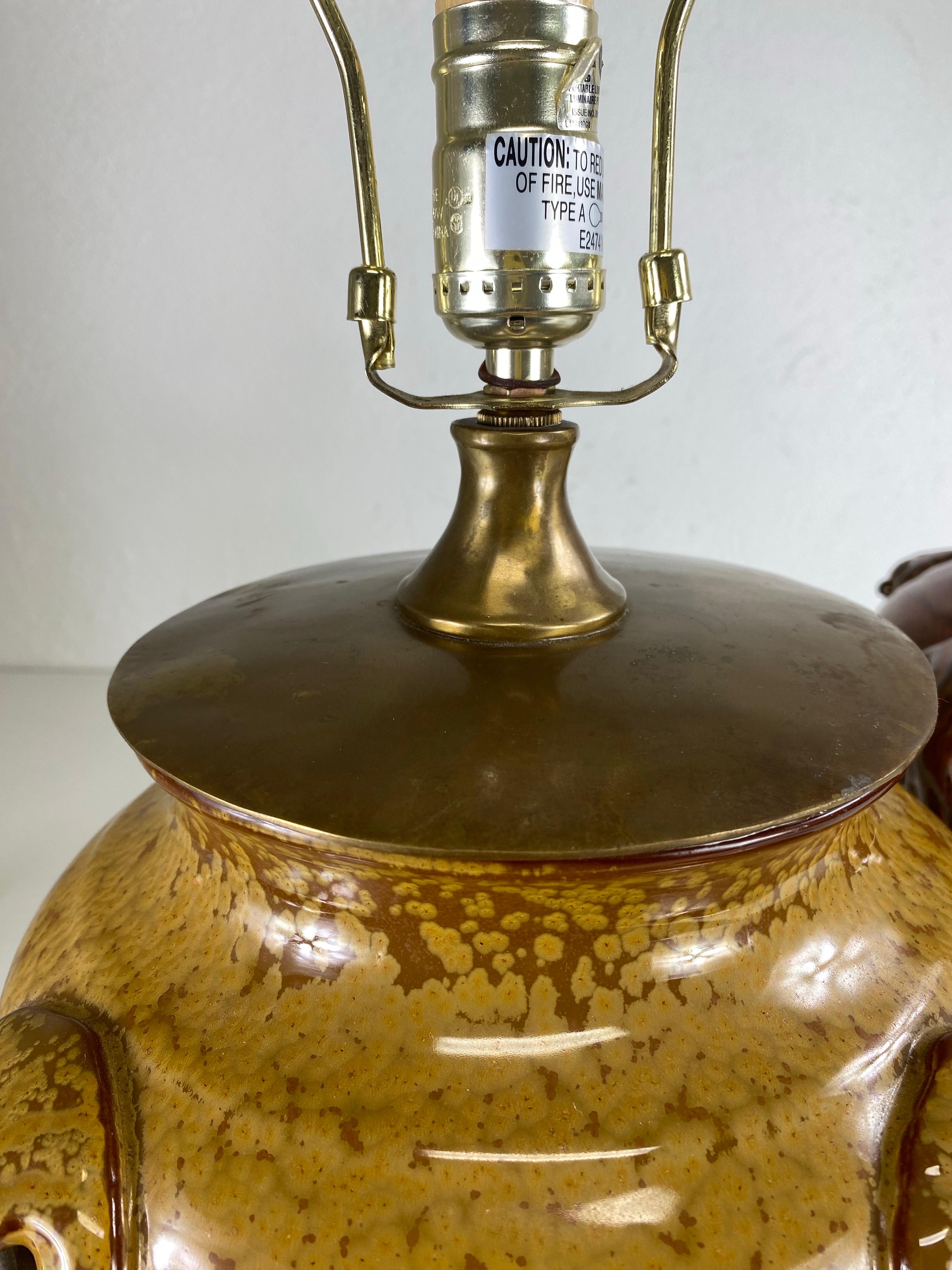 Late 20th Century Complementary pair of French country style pottery table lamps For Sale