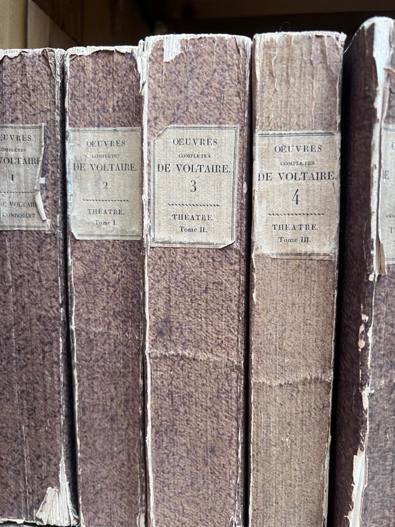 Ein dekoratives Set aus antiken Büchern für Sammler oder für die Inneneinrichtung. Copyright 1822. Vollständiger Satz 1-69. Veröffentlicht in Paris 