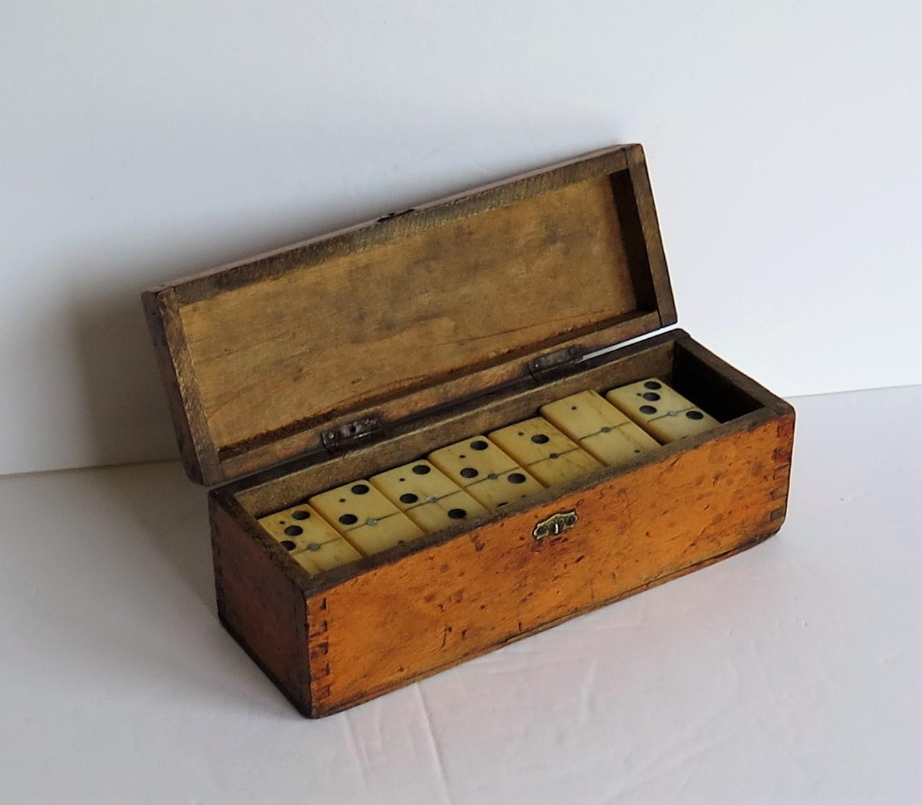 Complete 19th Century Domino Game in Hardwood Jointed Box, circa 1870 In Good Condition In Lincoln, Lincolnshire
