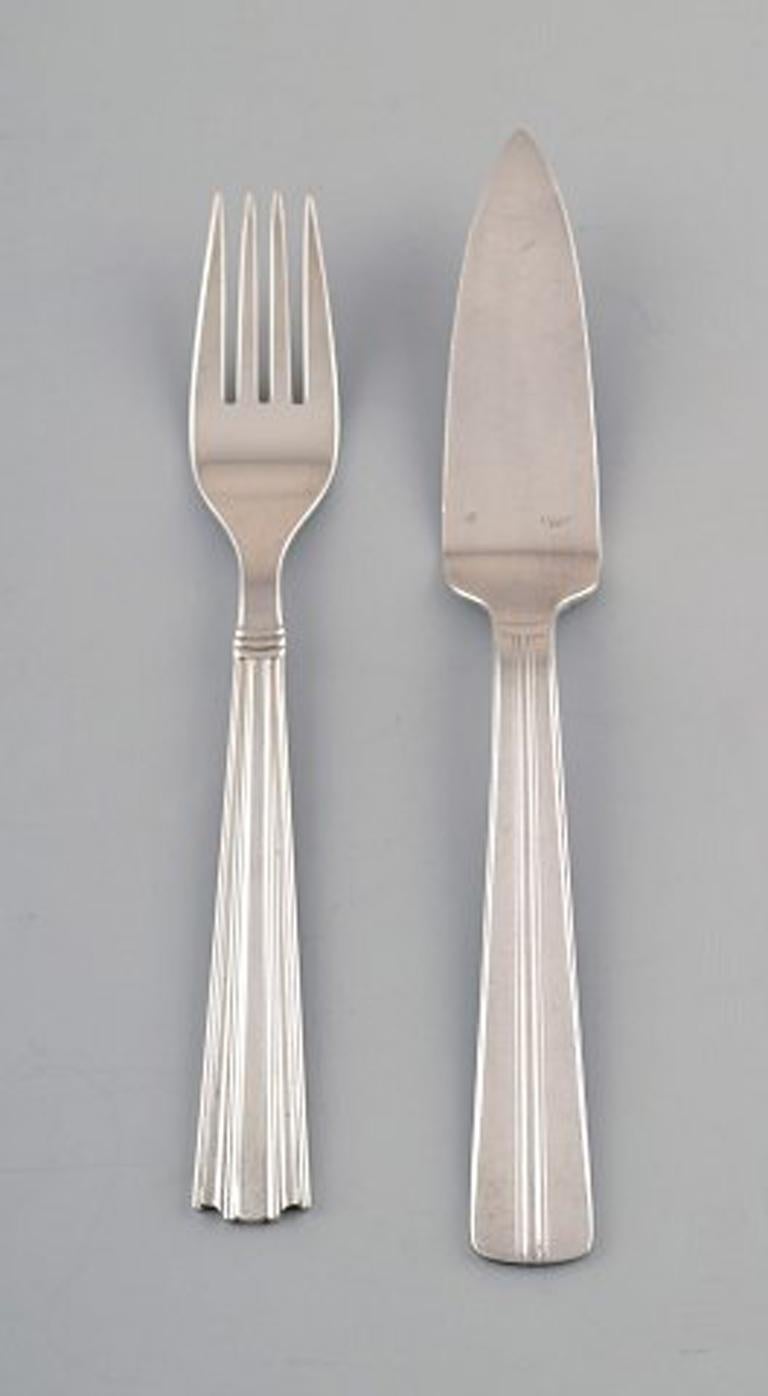 Complete 6 persons Ercuis Art Deco fish cutlery in silver plate.
Comprising 6 + 6 fish knives/forks.
France, approximate 1940.
Stamped.
Knife measures 20.5 cm.
In very good condition.