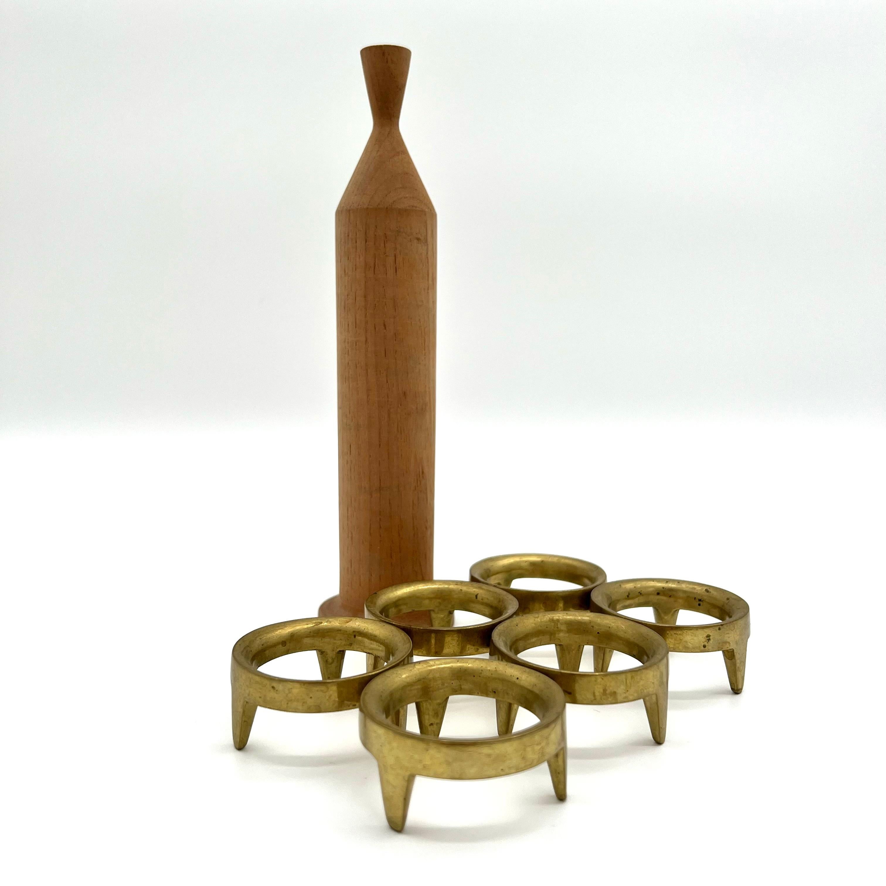 A set of 6 egg cups, a very characteristic item by the Auböck workshop, Vienna.

The six massive brass rings bear a beautiful patina but can be polished.

Measure: height of one egg cup: 2,5cm.
