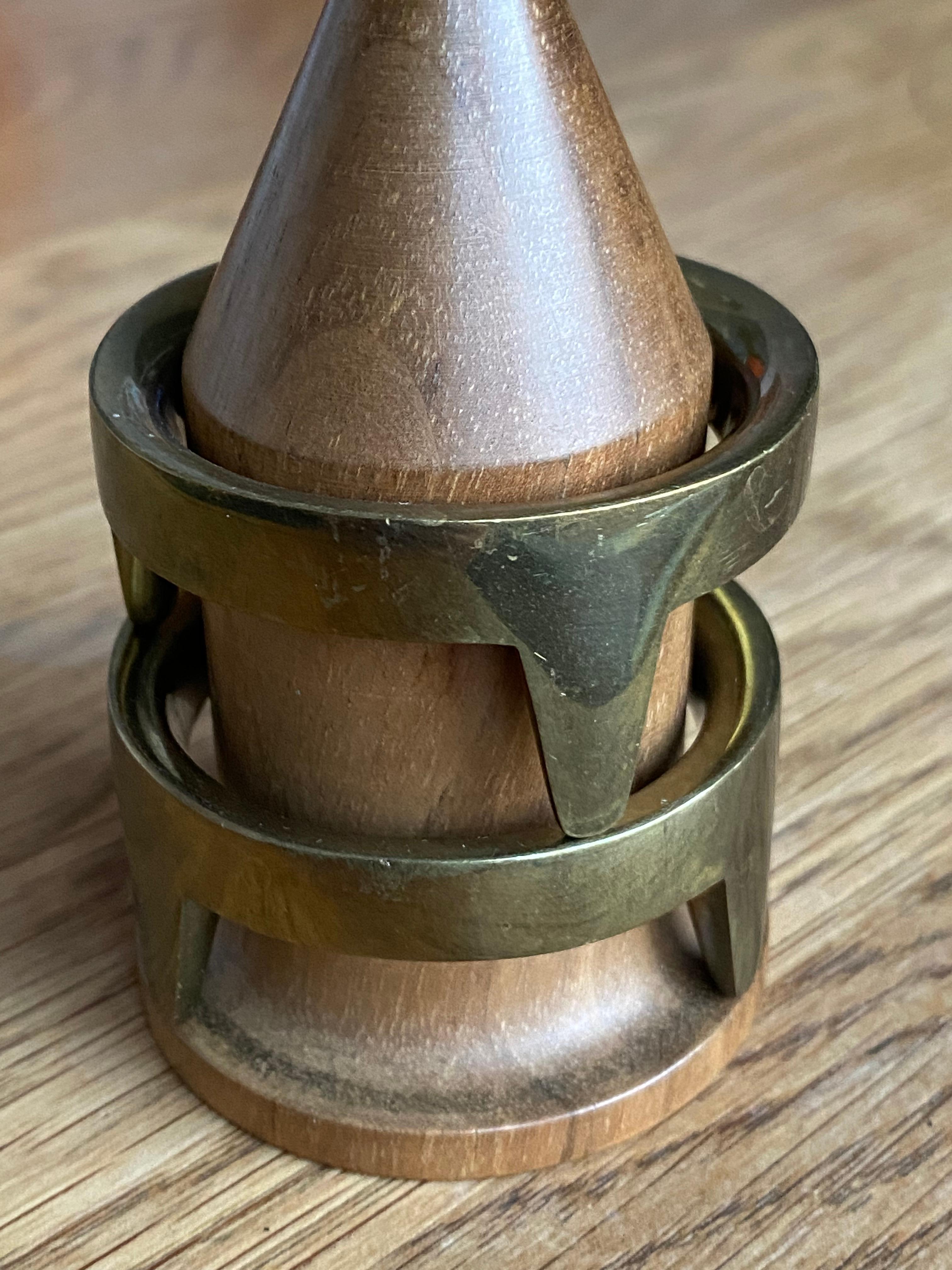 A set of 2 egg cups, on a bechwood holder, a very characteristic design by the Auböck workshop, Vienna, Austria. Original production from the 1950‘s. Excellent condition.

The 2 massive brass rings with beautiful patina but can be
