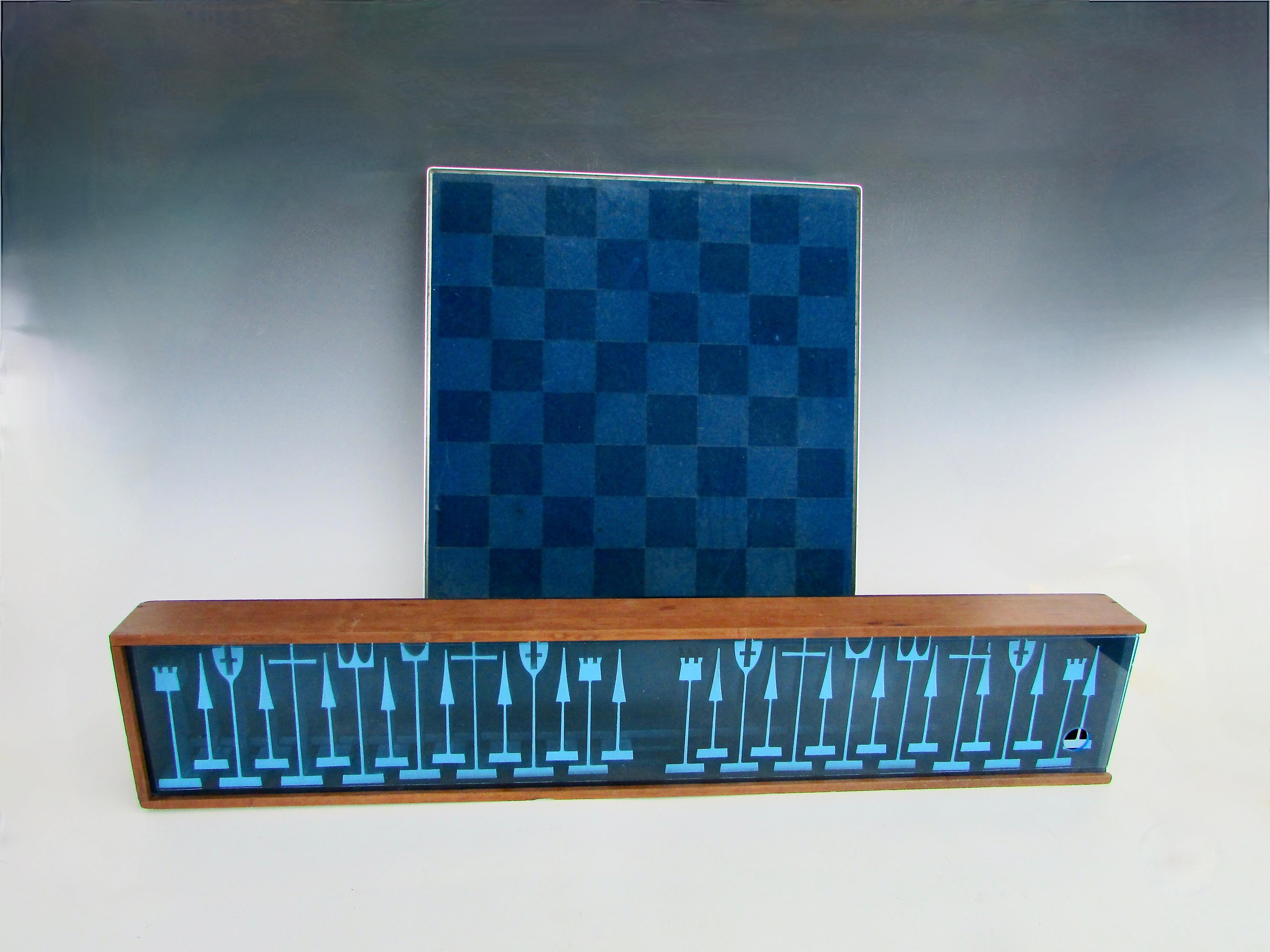 

AUSTIN E. COX (Américain 1924-2015) a conçu cette  jeu d'échecs en aluminium à l'origine pour ALCOA aluminium comme cadeaux à leurs meilleurs clients . Cet ensemble complet comprend le boîtier d'accrochage mural et la planche recouverte d'une