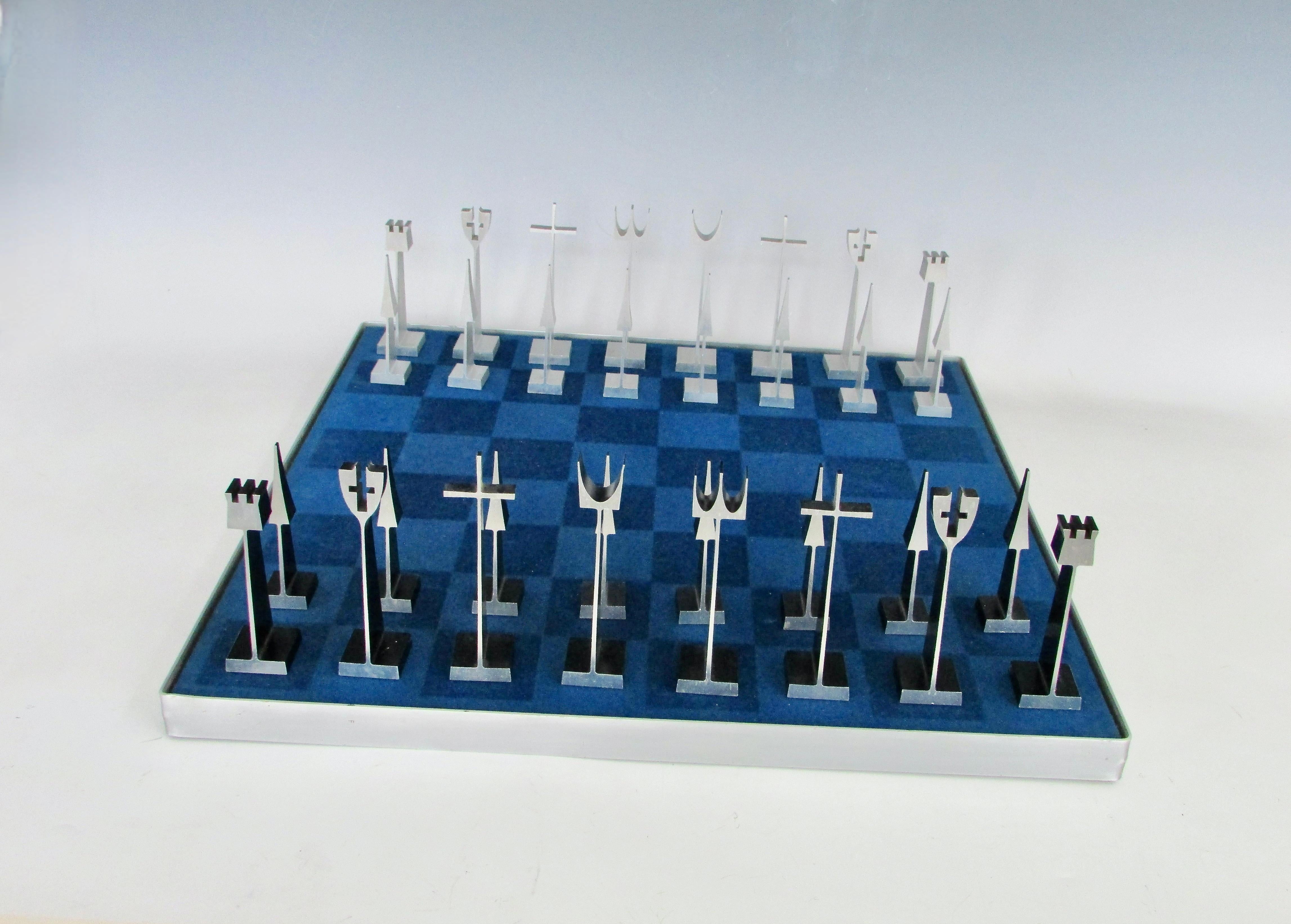 Mid-Century Modern Ensemble d'échecs Austin Cox Alcoa 1962 avec vitrine et carton
