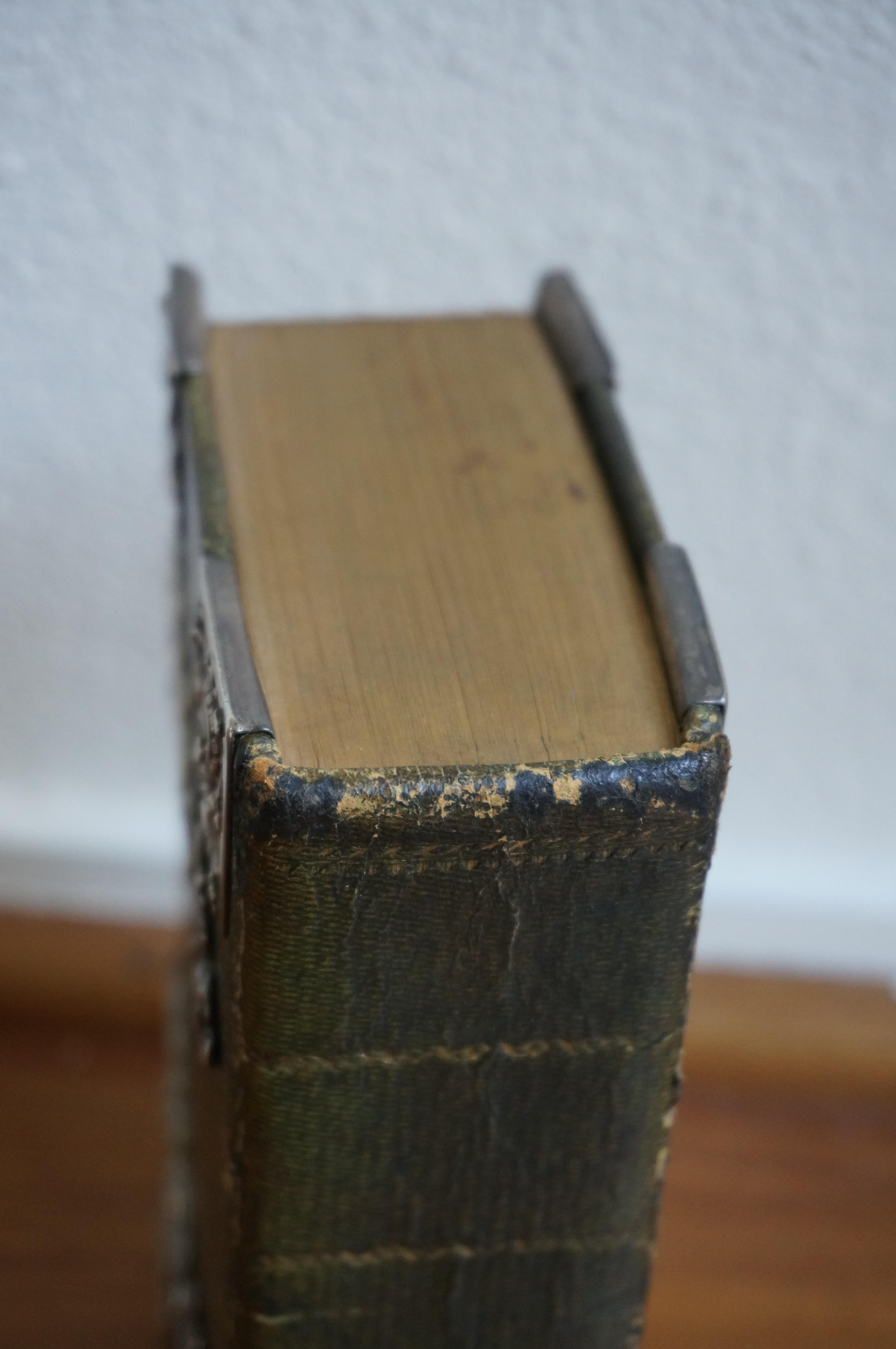 Complete bible bound in green leather morocco with silver clasps, 18th century For Sale 8