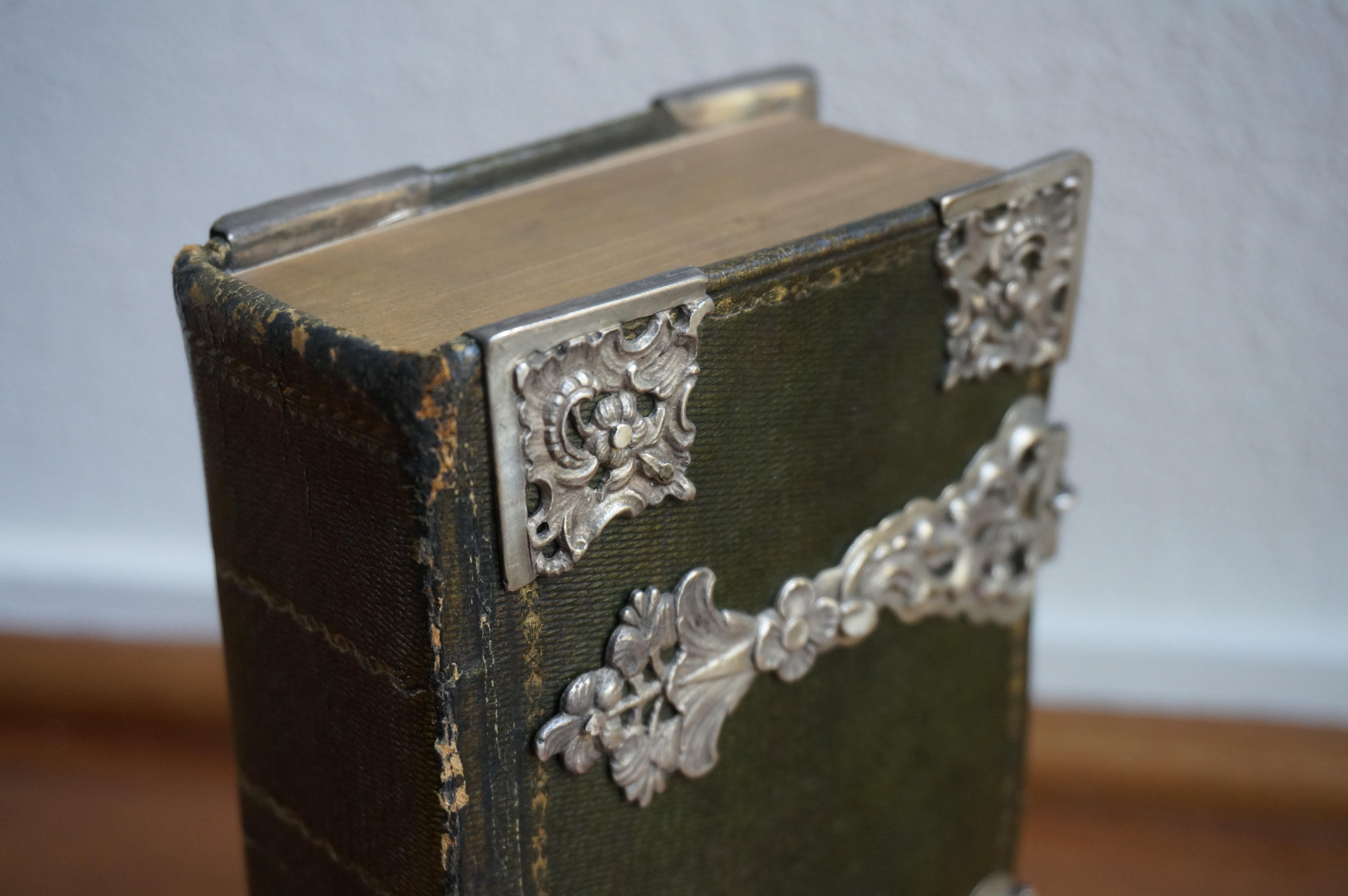 Complete bible bound in green leather morocco with silver clasps, 18th century For Sale 9
