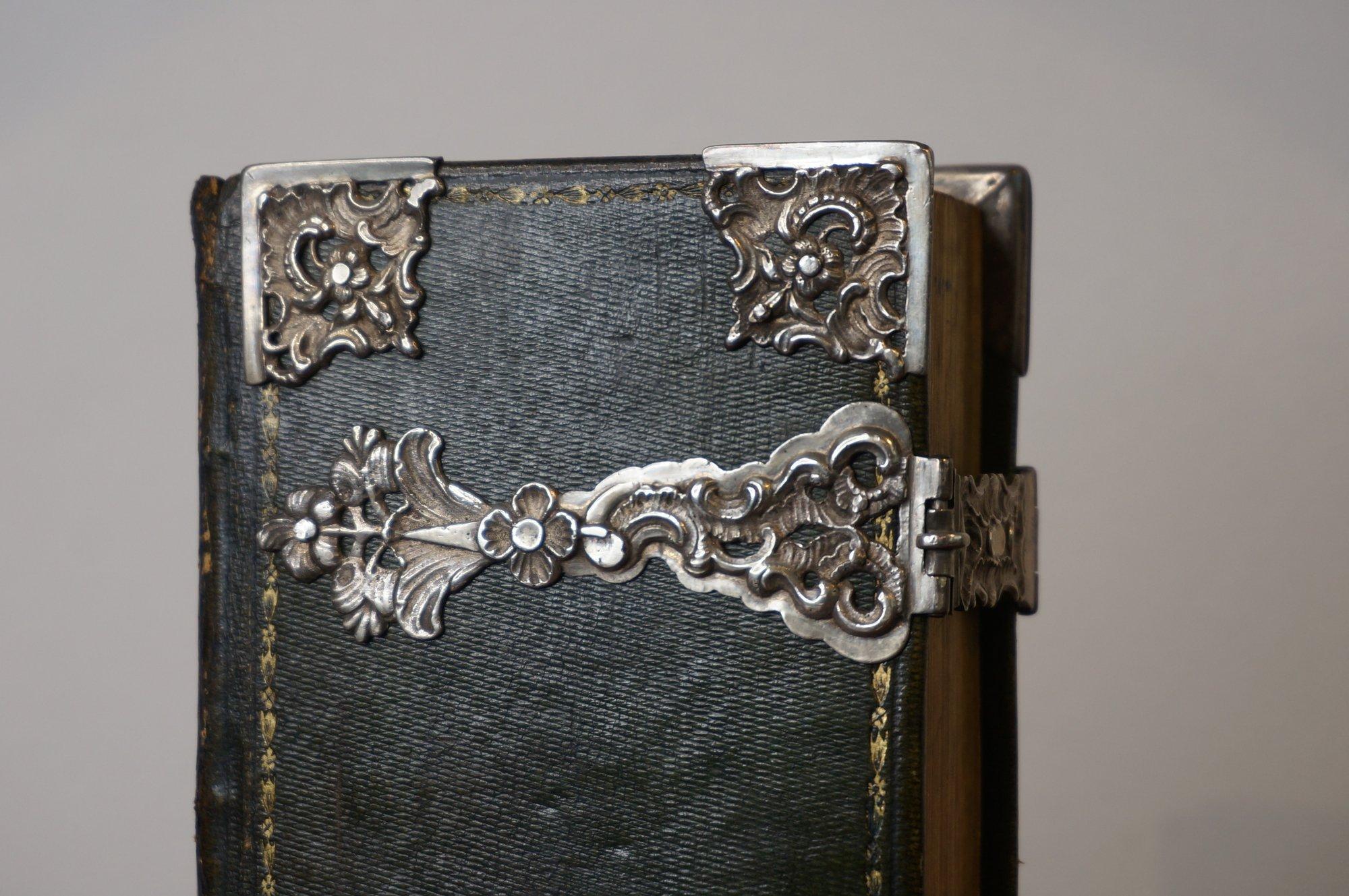 Rococo Complete bible bound in green leather morocco with silver clasps, 18th century For Sale