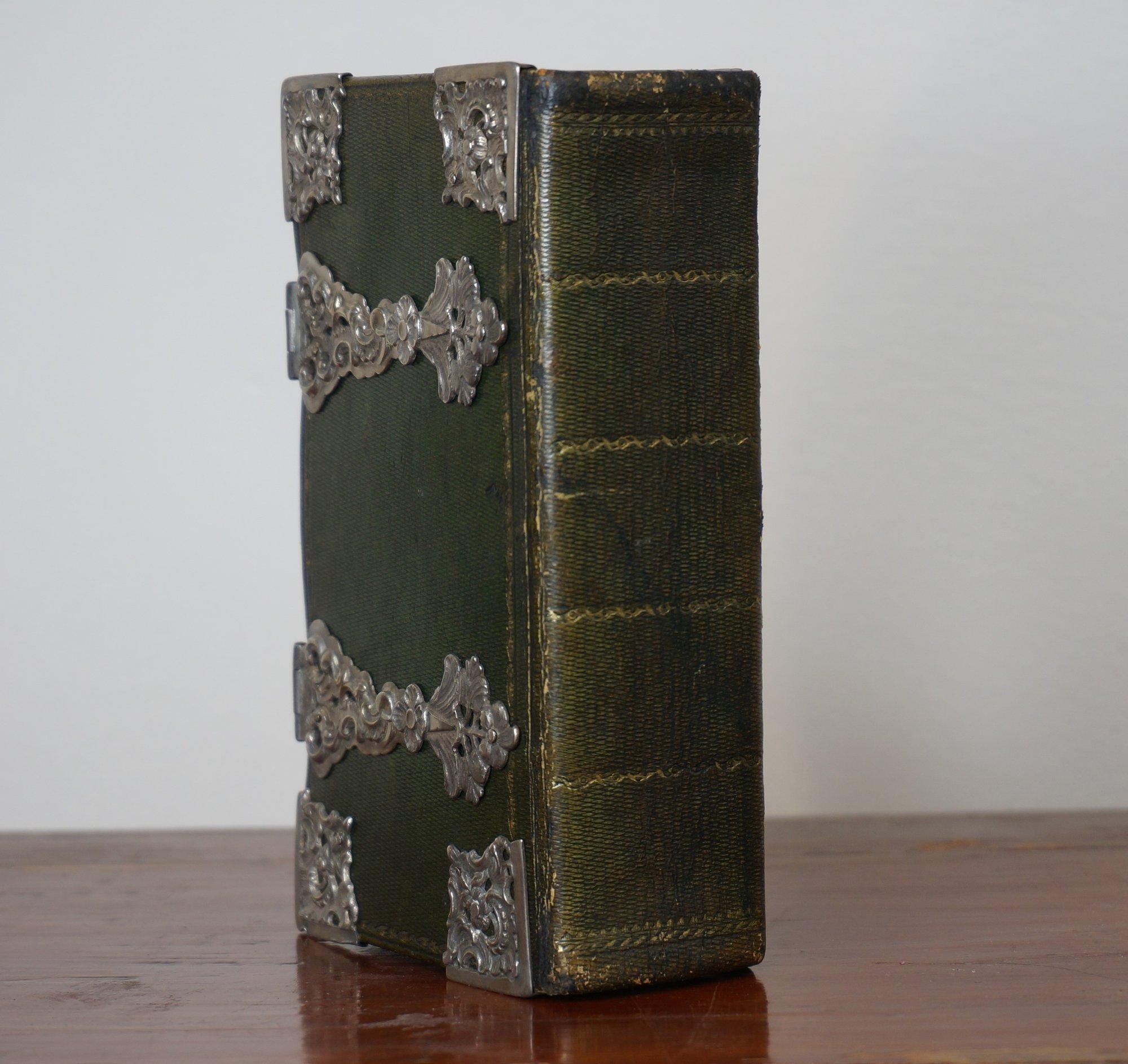 Complete bible bound in green leather morocco with silver clasps, 18th century In Fair Condition For Sale In DEVENTER, NL