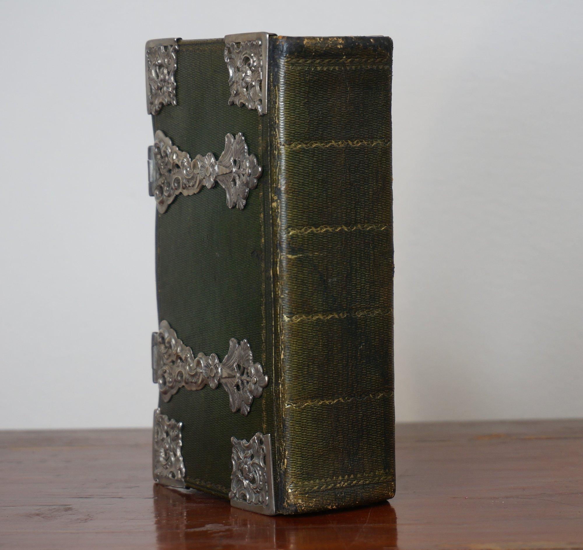 Complete bible bound in green leather morocco with silver clasps, 18th century In Fair Condition For Sale In Gorssel, GE
