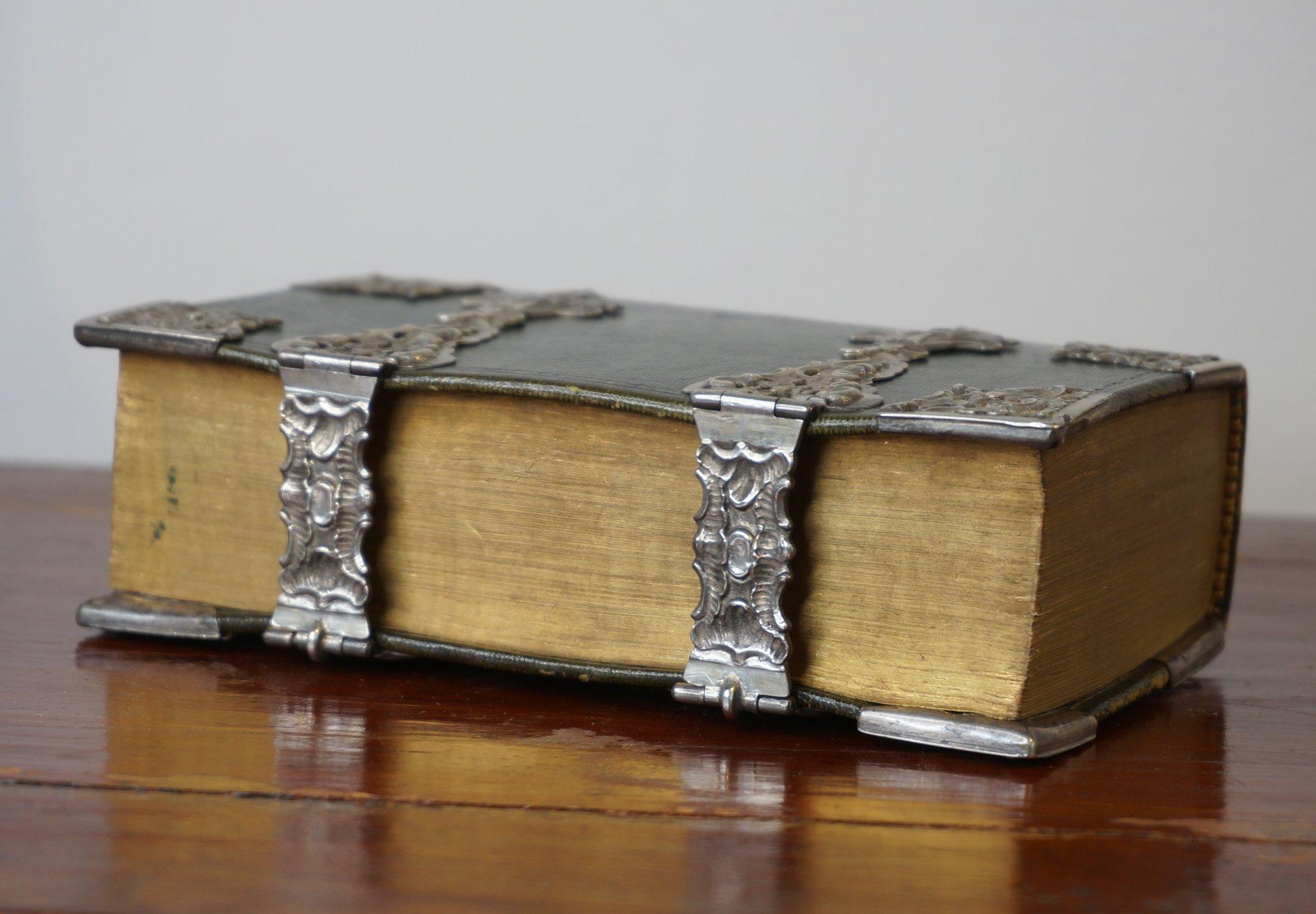 18th Century and Earlier Complete bible bound in green leather morocco with silver clasps, 18th century For Sale