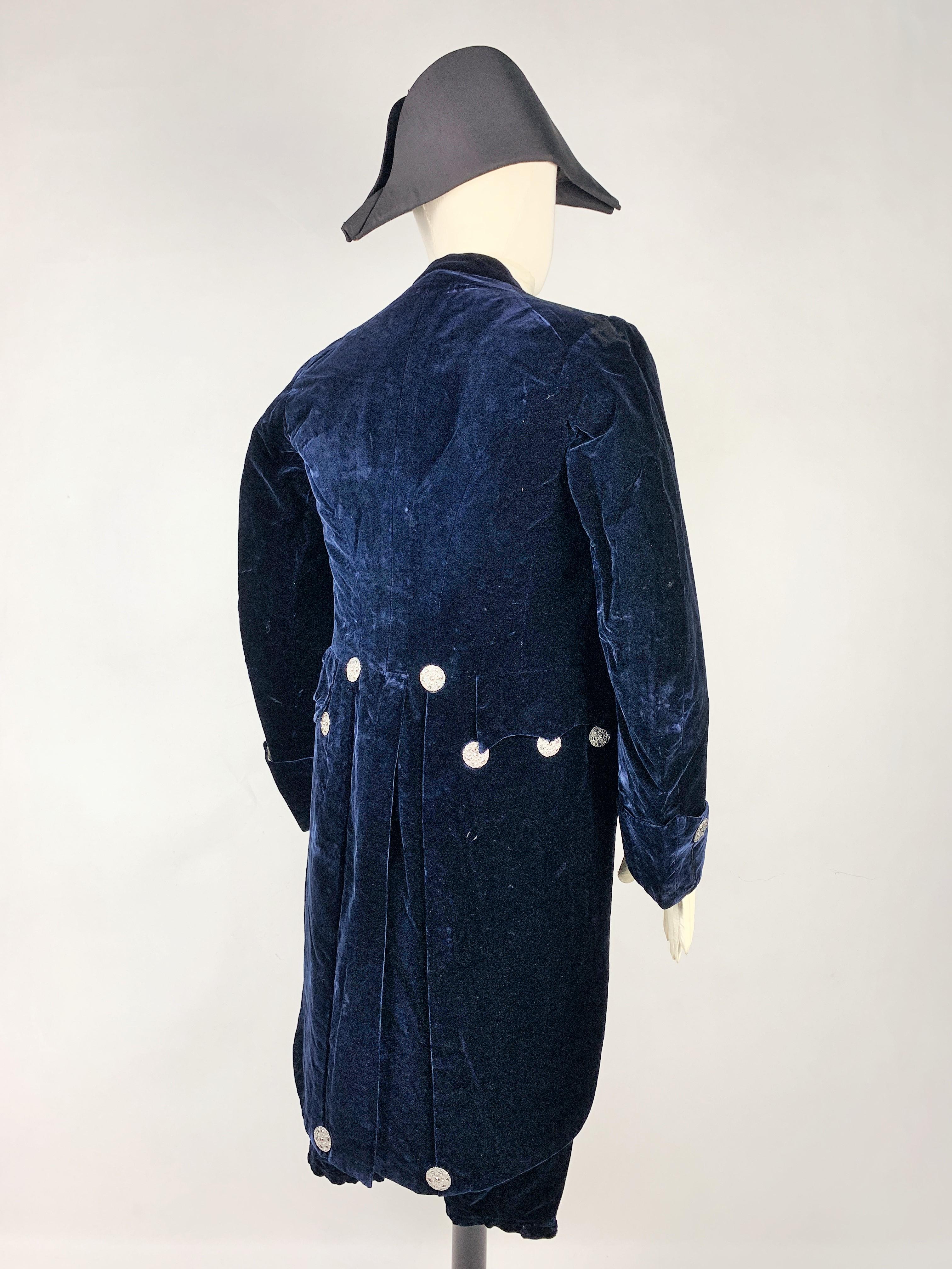 Complete British Court costume in night-blue velvet - England Circa 1910-1930 For Sale 5