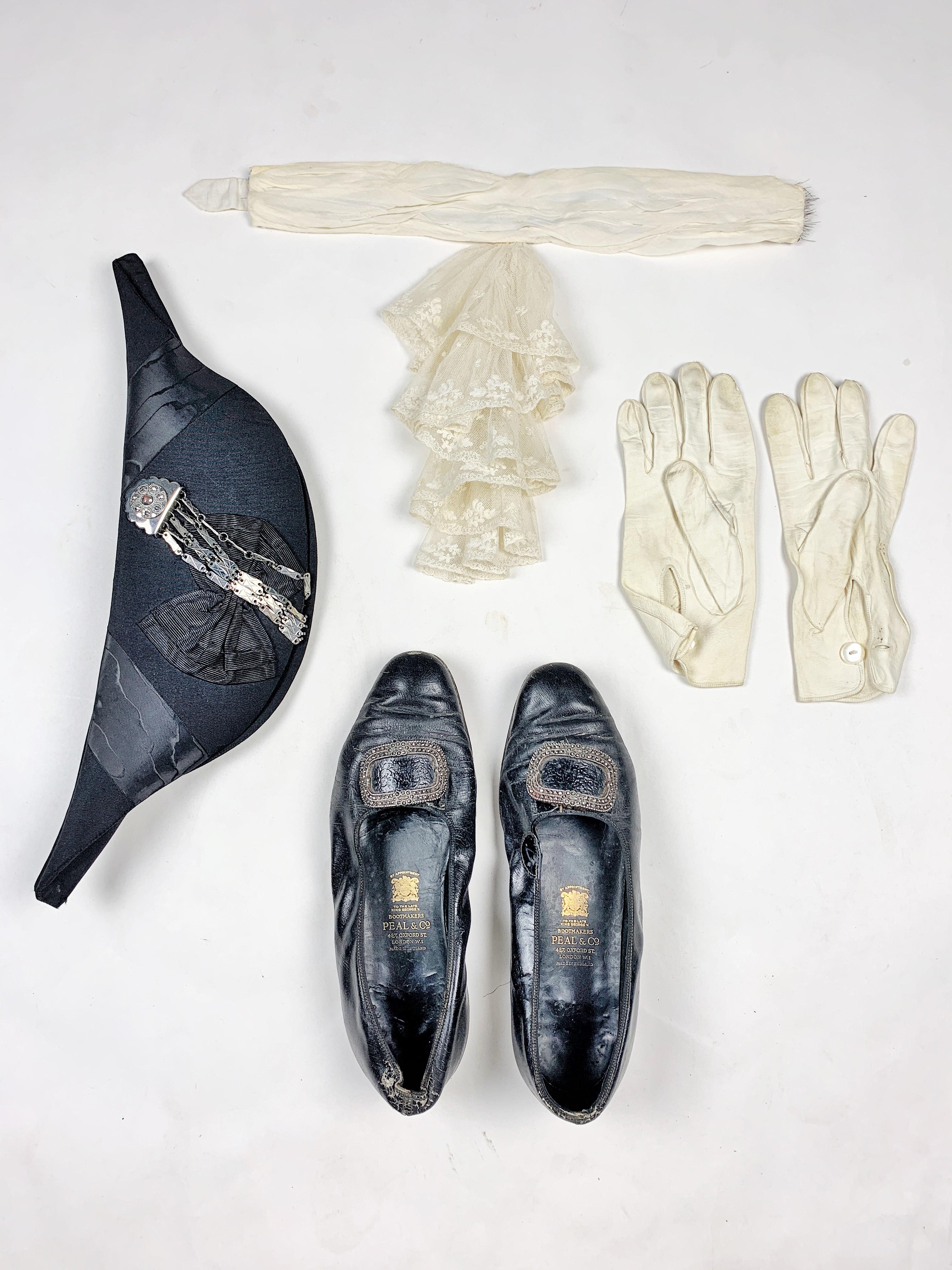 Complete British Court costume in night-blue velvet - England Circa 1910-1930 For Sale 10