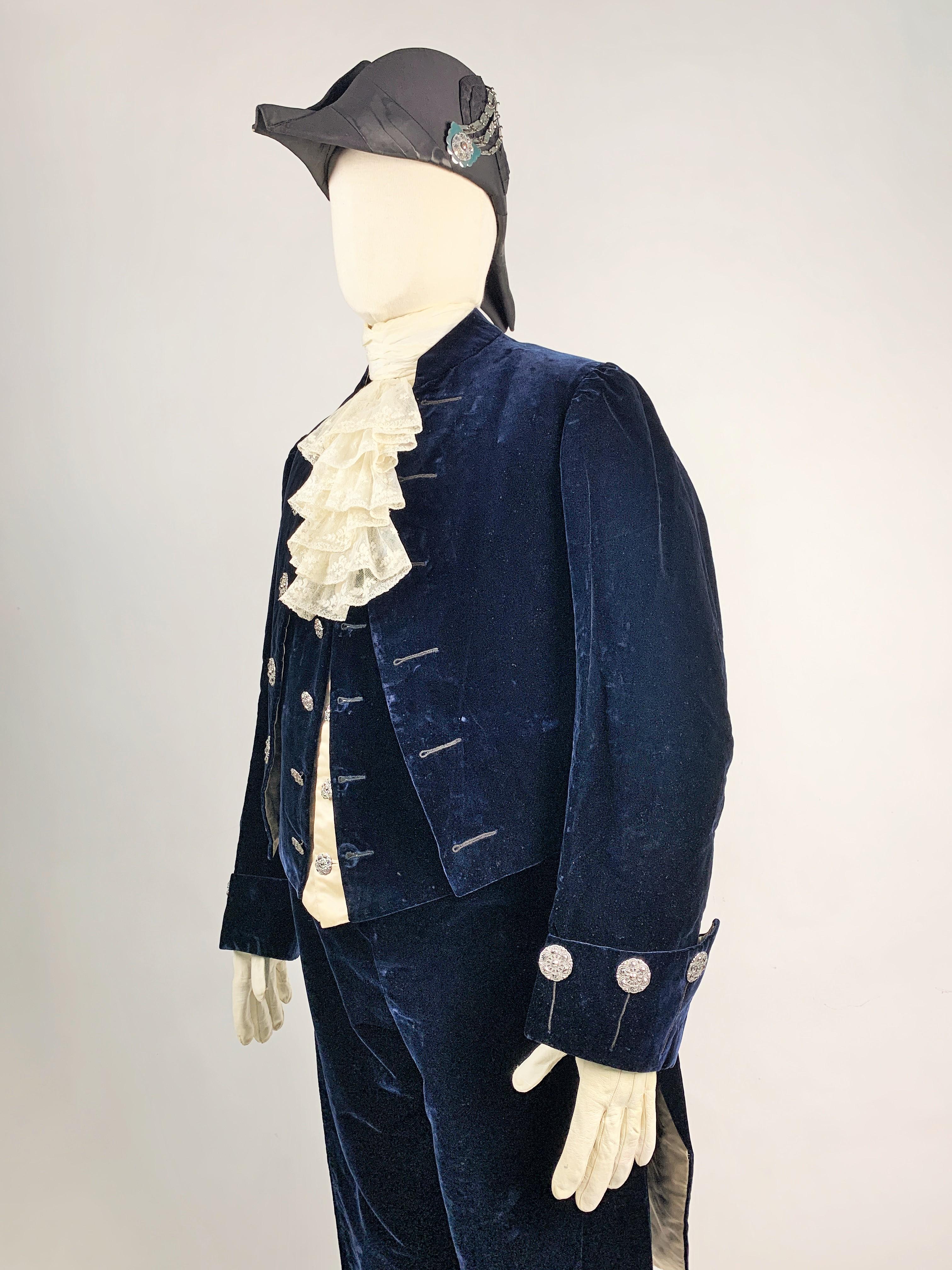 Complete British Court costume in night-blue velvet - England Circa 1910-1930 For Sale 13