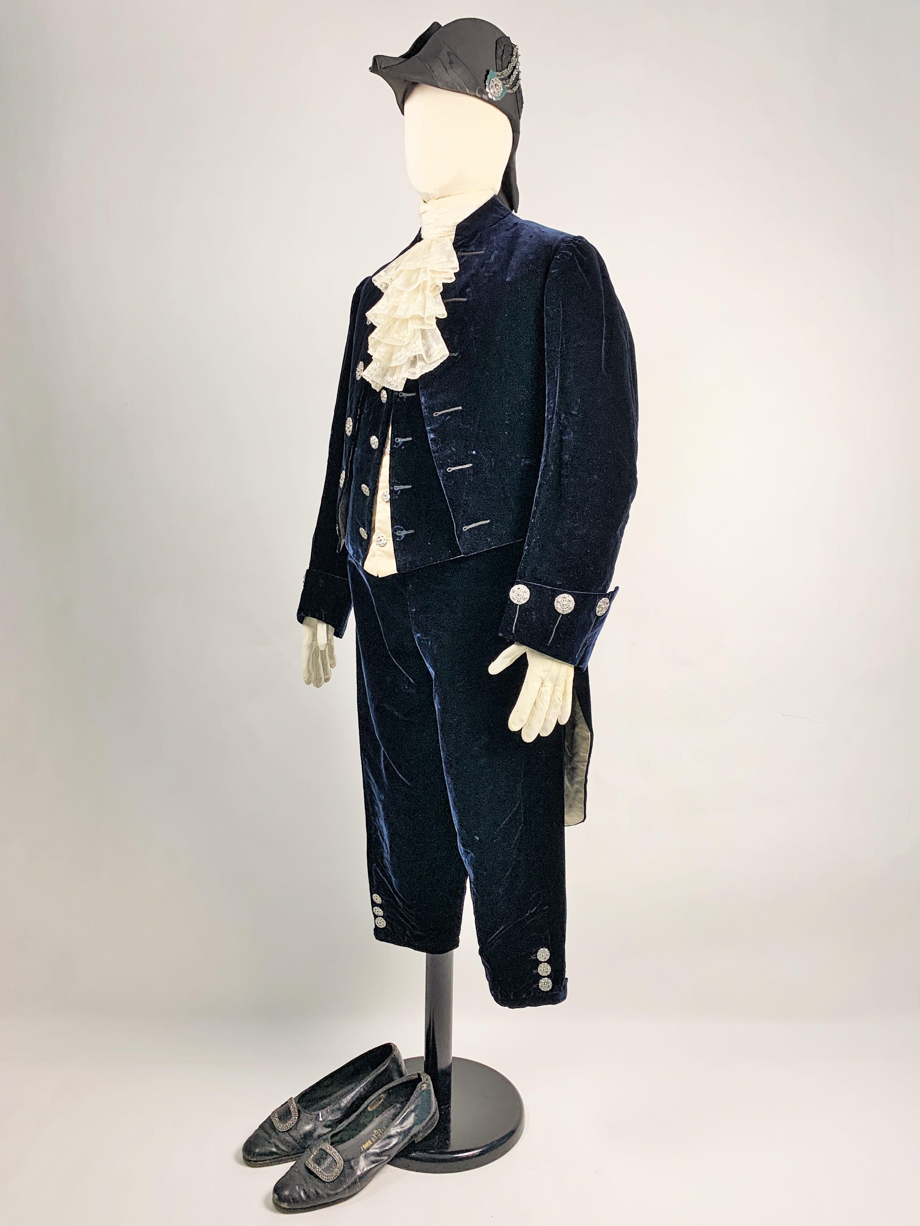 Complete British Court costume in night-blue velvet - England Circa 1910-1930 For Sale 14