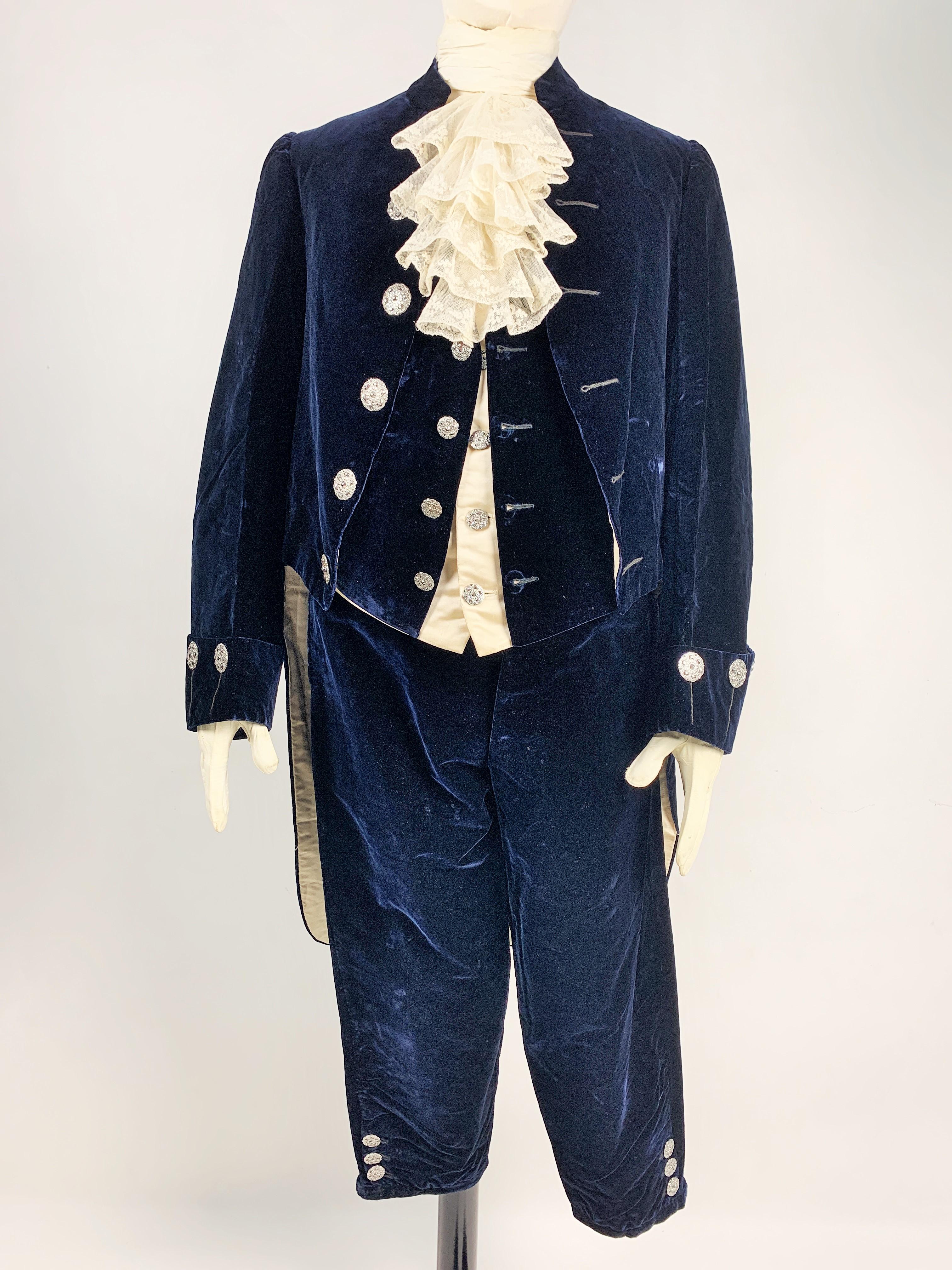 Black Complete British Court costume in night-blue velvet - England Circa 1910-1930 For Sale