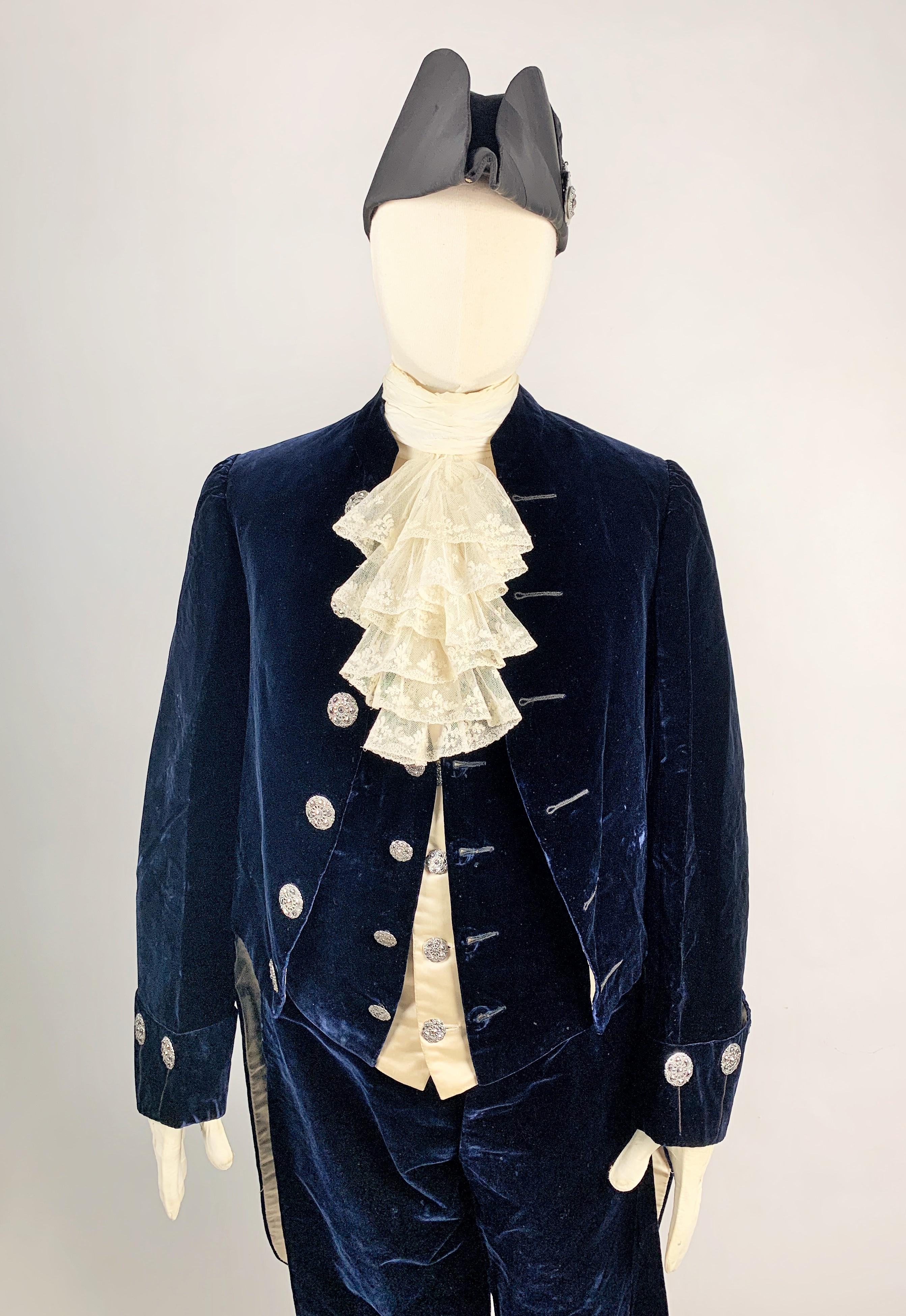 Complete British Court costume in night-blue velvet - England Circa 1910-1930 In Good Condition For Sale In Toulon, FR