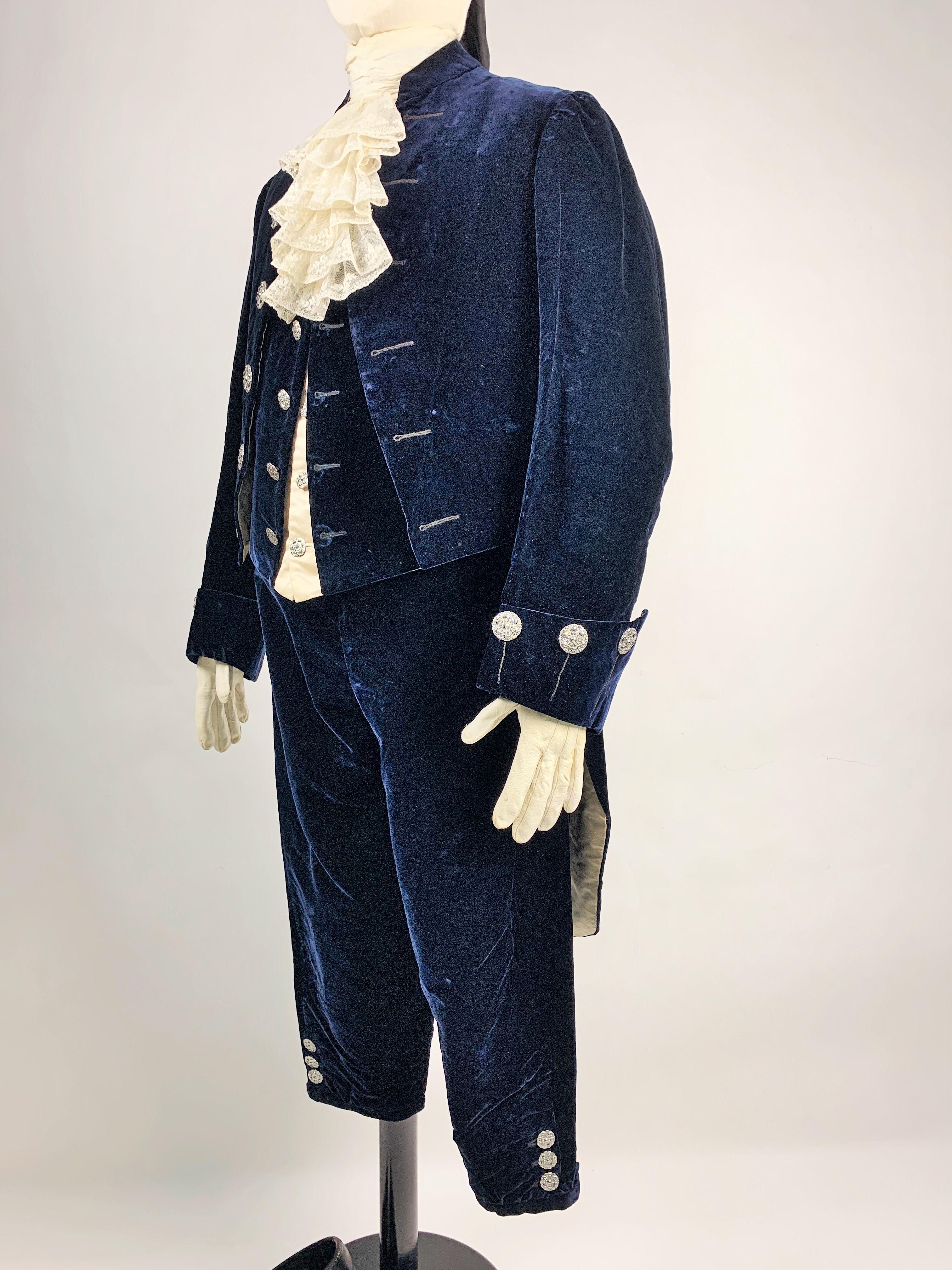 Men's Complete British Court costume in night-blue velvet - England Circa 1910-1930 For Sale